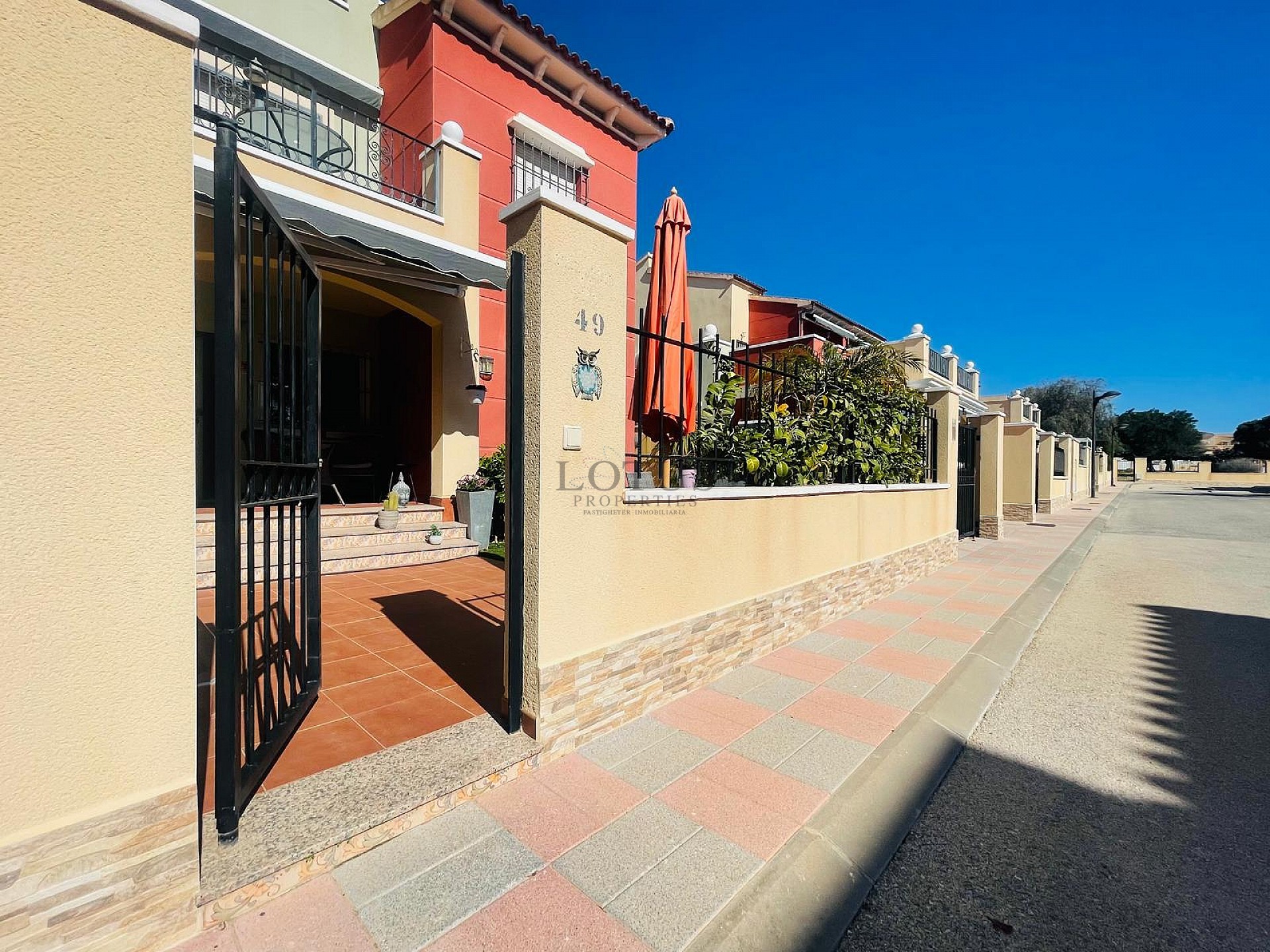 Fantastisk fin hörn markplan i Altos de la Bahia XI framför poolen! - Lotus Properties