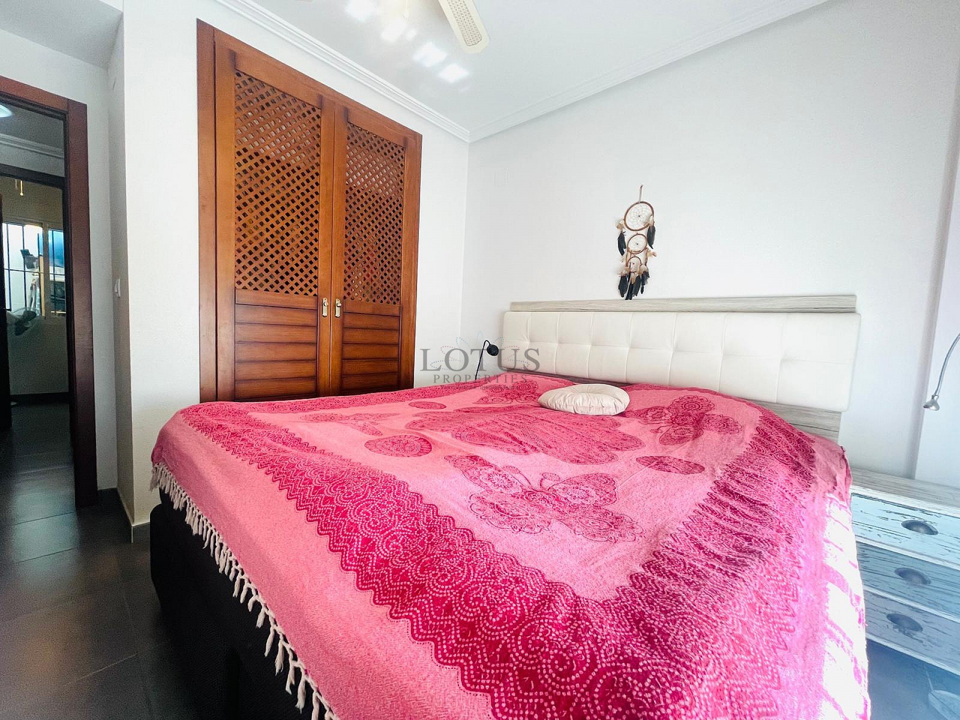 Fantastisk fin hörn markplan i Altos de la Bahia XI framför poolen! - Lotus Properties