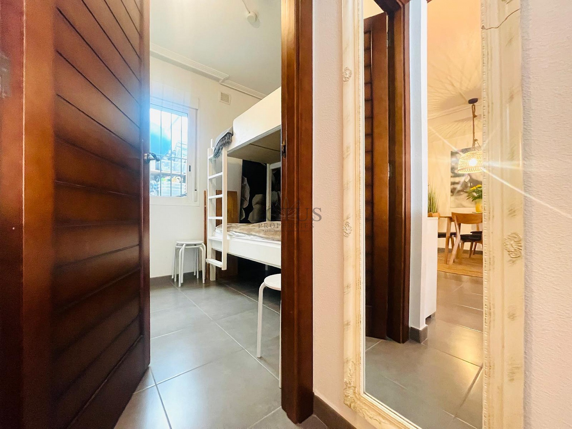 Fantastisk fin hörn markplan i Altos de la Bahia XI framför poolen! - Lotus Properties