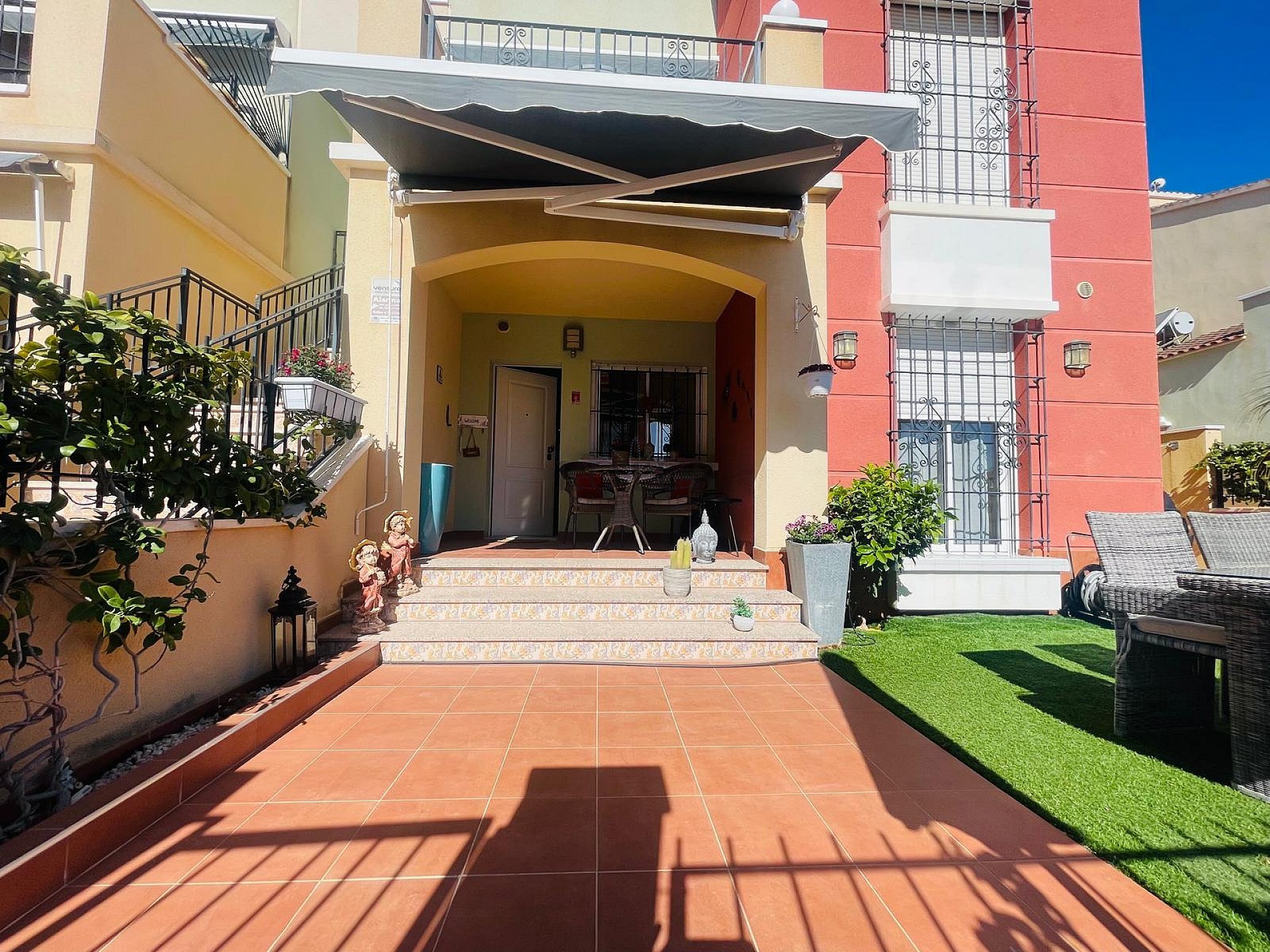 Fantastisk fin hörn markplan i Altos de la Bahia XI framför poolen! - Lotus Properties