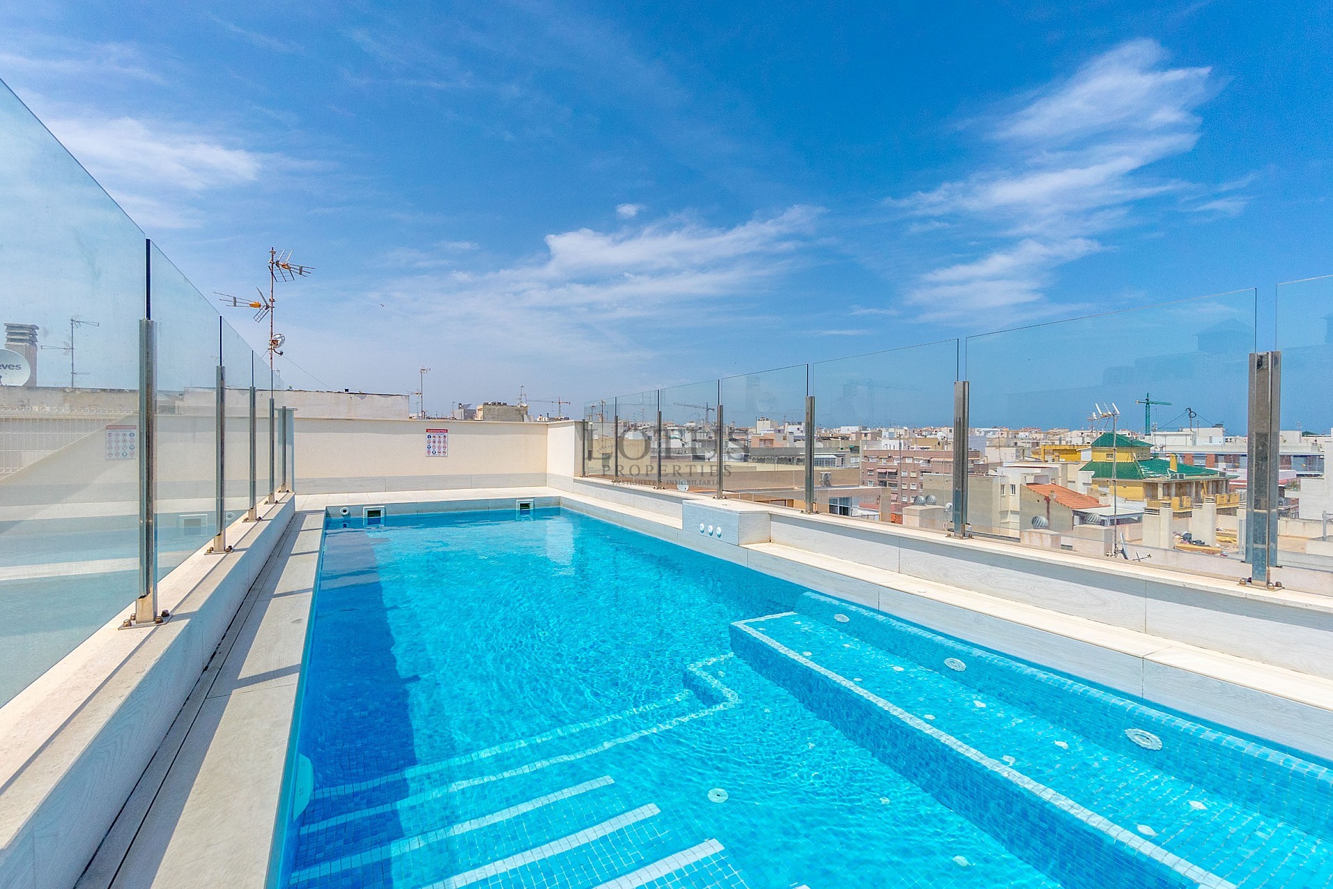 FANTASTISK LÄGENHET MED 3 SOVRUM BARA 90 METER FRÅN PLAYA DEL CURA I TORREVIEJA MED POOL  - Lotus Properties