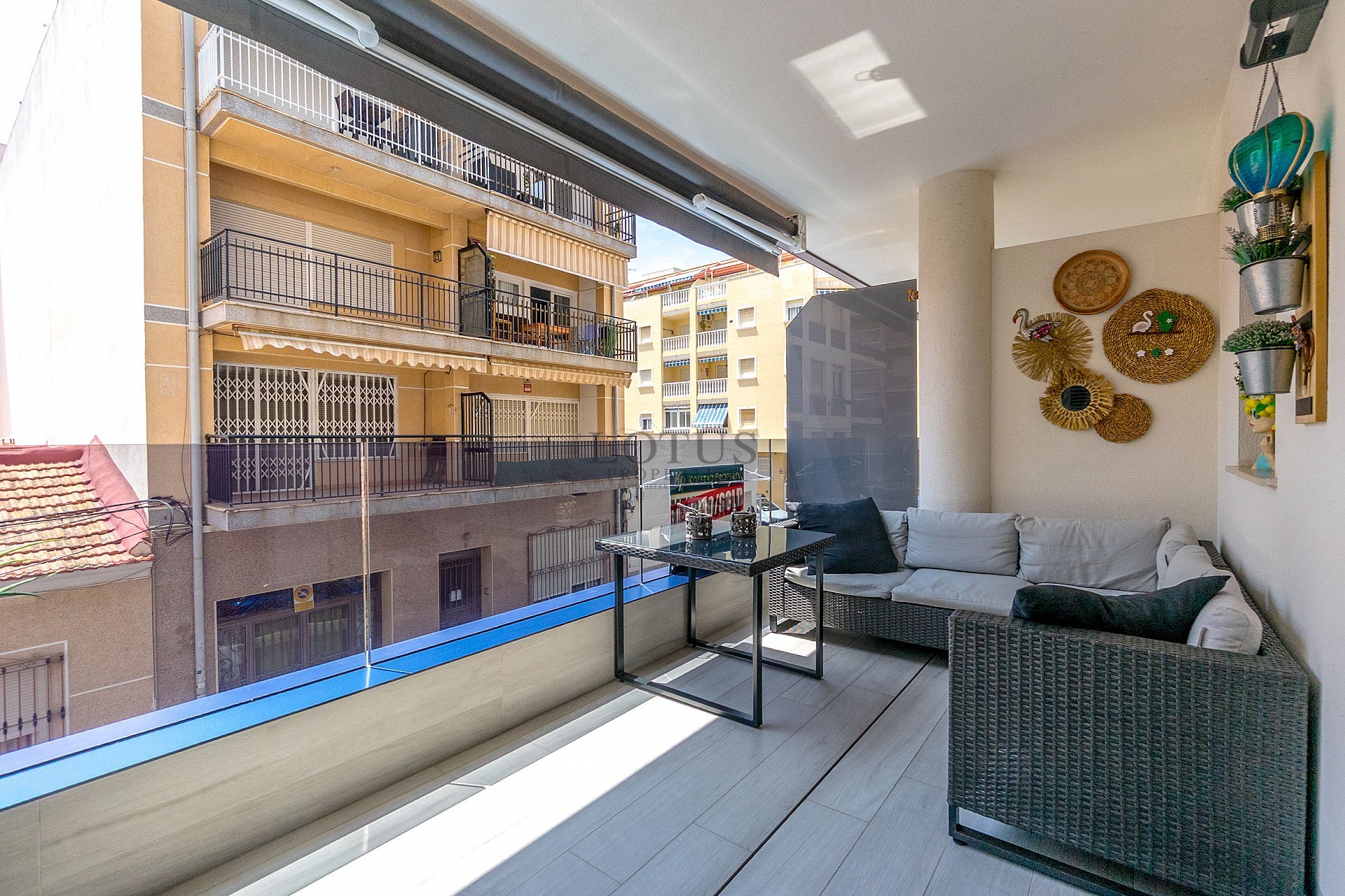 FANTASTISK LÄGENHET MED 3 SOVRUM BARA 90 METER FRÅN PLAYA DEL CURA I TORREVIEJA MED POOL  - Lotus Properties