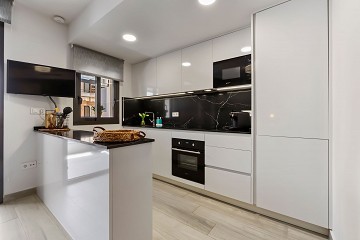 ФАНТАСТИЧЕСКАЯ КВАРТИРА С 3 СПАЛЬНЯМИ ВСЕГО В 90 МЕТРАХ ОТ ПЛАЙЯ ДЕЛЬ КУРА В ТОРРЕВЬЕХЕ С БАССЕЙНОМ - Lotus Properties