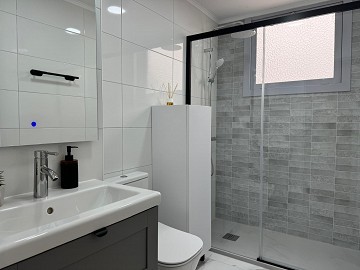 STUNNING RENOVATED 4-BEDROOMS APARTMENT WITH PRIVATE GARAGE – JUST 200 METERS FROM THE BEACH IN TORREVIEJA. - Lotus Properties