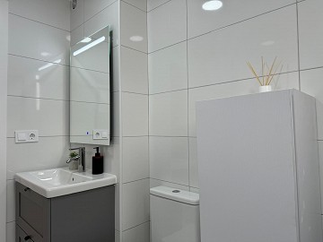 STUNNING RENOVATED 4-BEDROOMS APARTMENT WITH PRIVATE GARAGE – JUST 200 METERS FROM THE BEACH IN TORREVIEJA. - Lotus Properties