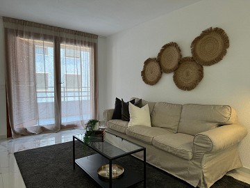 STUNNING RENOVATED 4-BEDROOMS APARTMENT WITH PRIVATE GARAGE – JUST 200 METERS FROM THE BEACH IN TORREVIEJA. - Lotus Properties