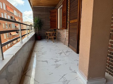 STUNNING RENOVATED 4-BEDROOMS APARTMENT WITH PRIVATE GARAGE – JUST 200 METERS FROM THE BEACH IN TORREVIEJA. - Lotus Properties