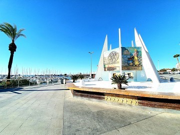 Apartamento en el corazón de Torrevieja, a tan solo 600 metros del mar. - Lotus Properties