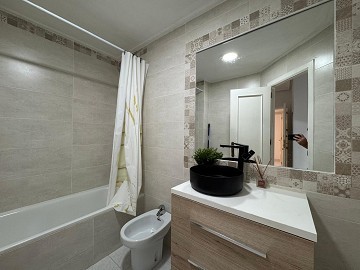 Apartamento en el corazón de Torrevieja, a tan solo 600 metros del mar. - Lotus Properties