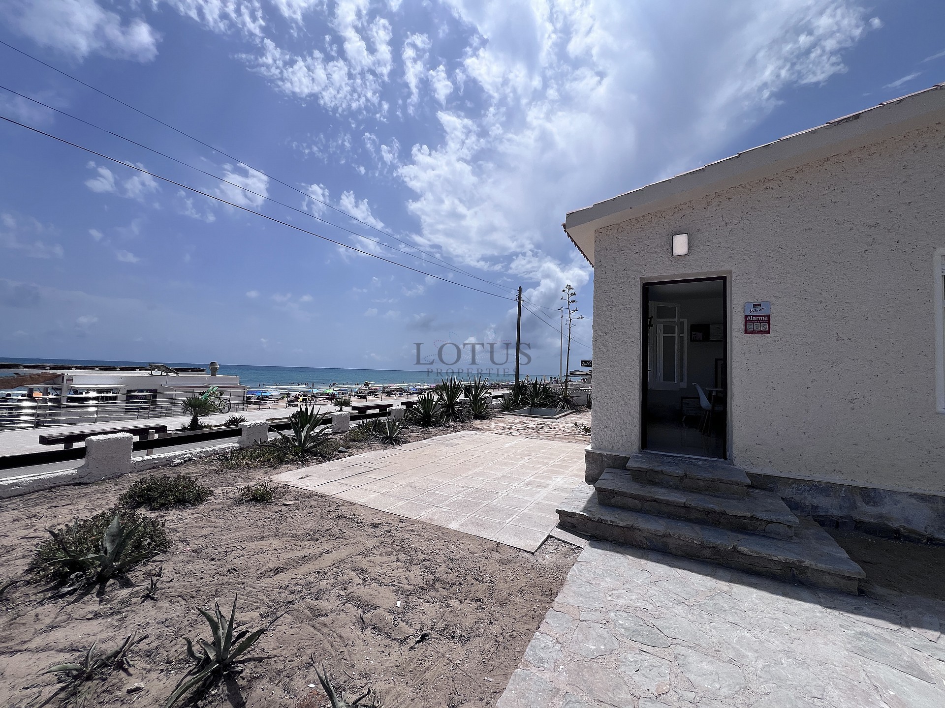 Отремонтированный дом, первая линия пляжа Ла Мата - Lotus Properties