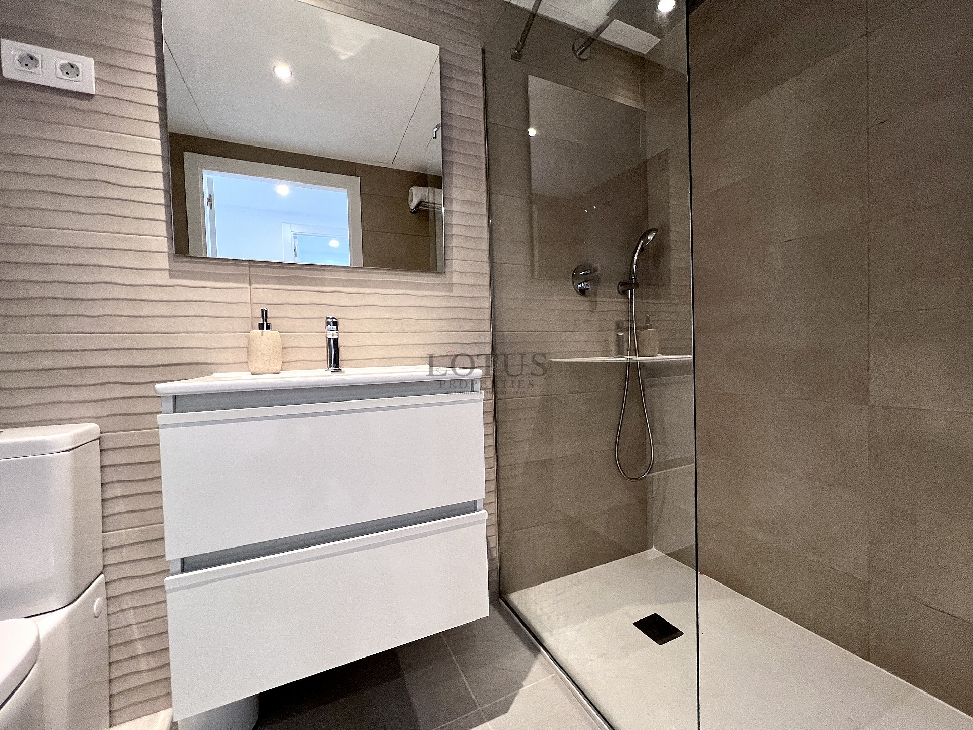 SPECTACULAR PENTHOUSE IN PUNTA PRIMA - Lotus Properties