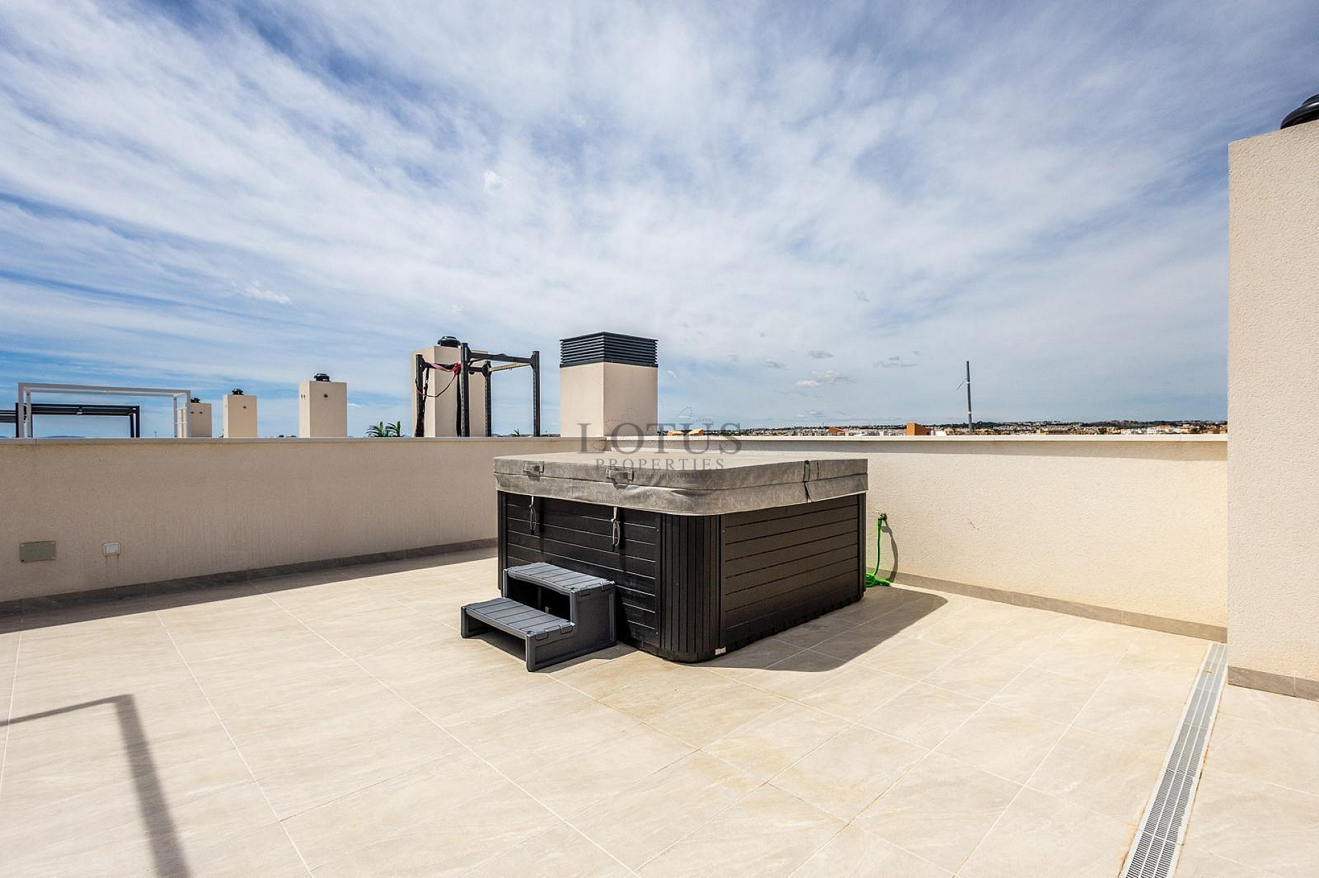 MODERN PENTHOUSE WITH INCREDIBLE SEA VIEW AND LARGE PRIVATE ROOFTOP TERRACE. - Lotus Properties