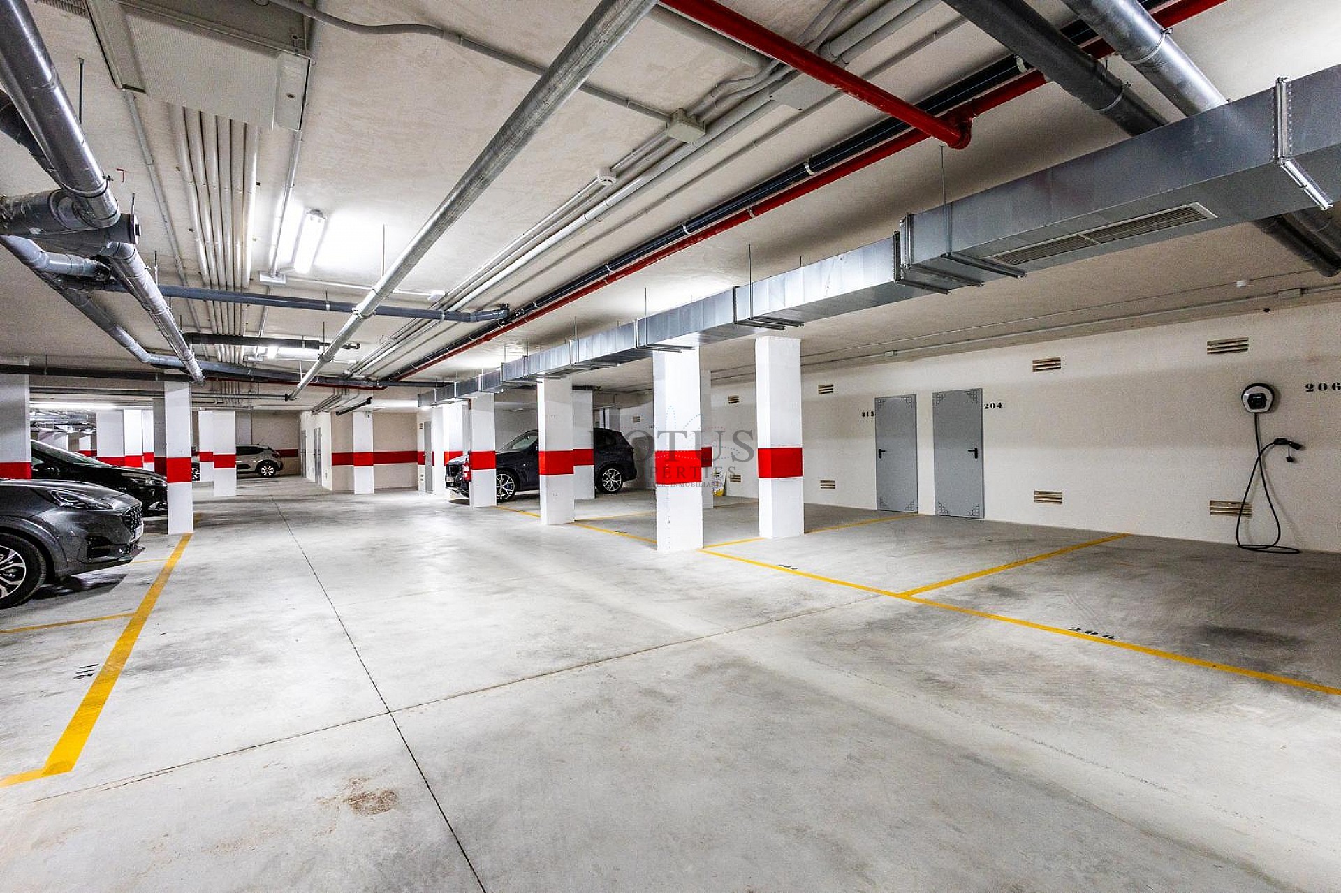 MODERN PENTHOUSE WITH INCREDIBLE SEA VIEW AND LARGE PRIVATE ROOFTOP TERRACE. - Lotus Properties