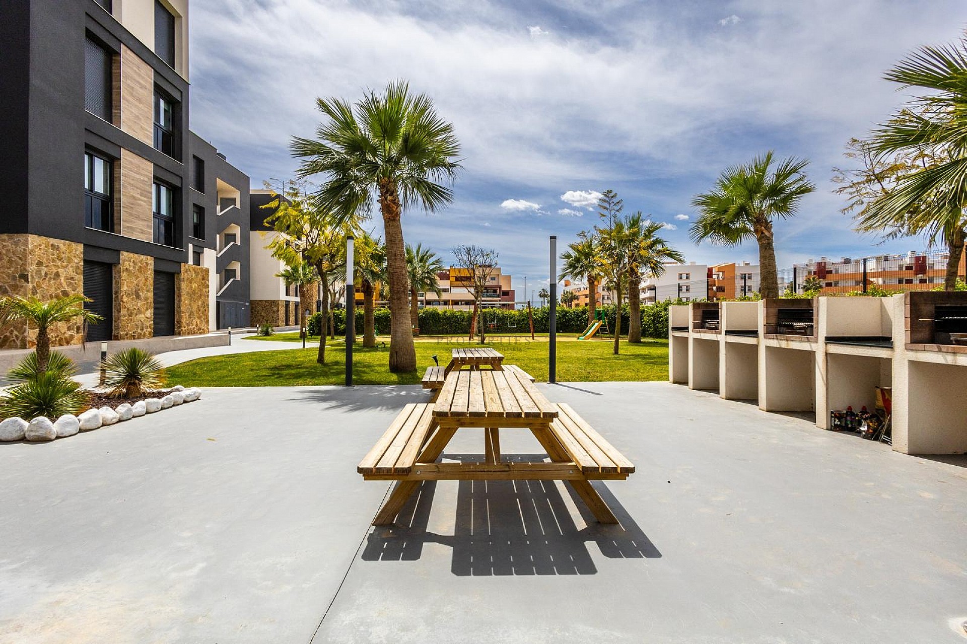 MODERN PENTHOUSE WITH INCREDIBLE SEA VIEW AND LARGE PRIVATE ROOFTOP TERRACE. - Lotus Properties