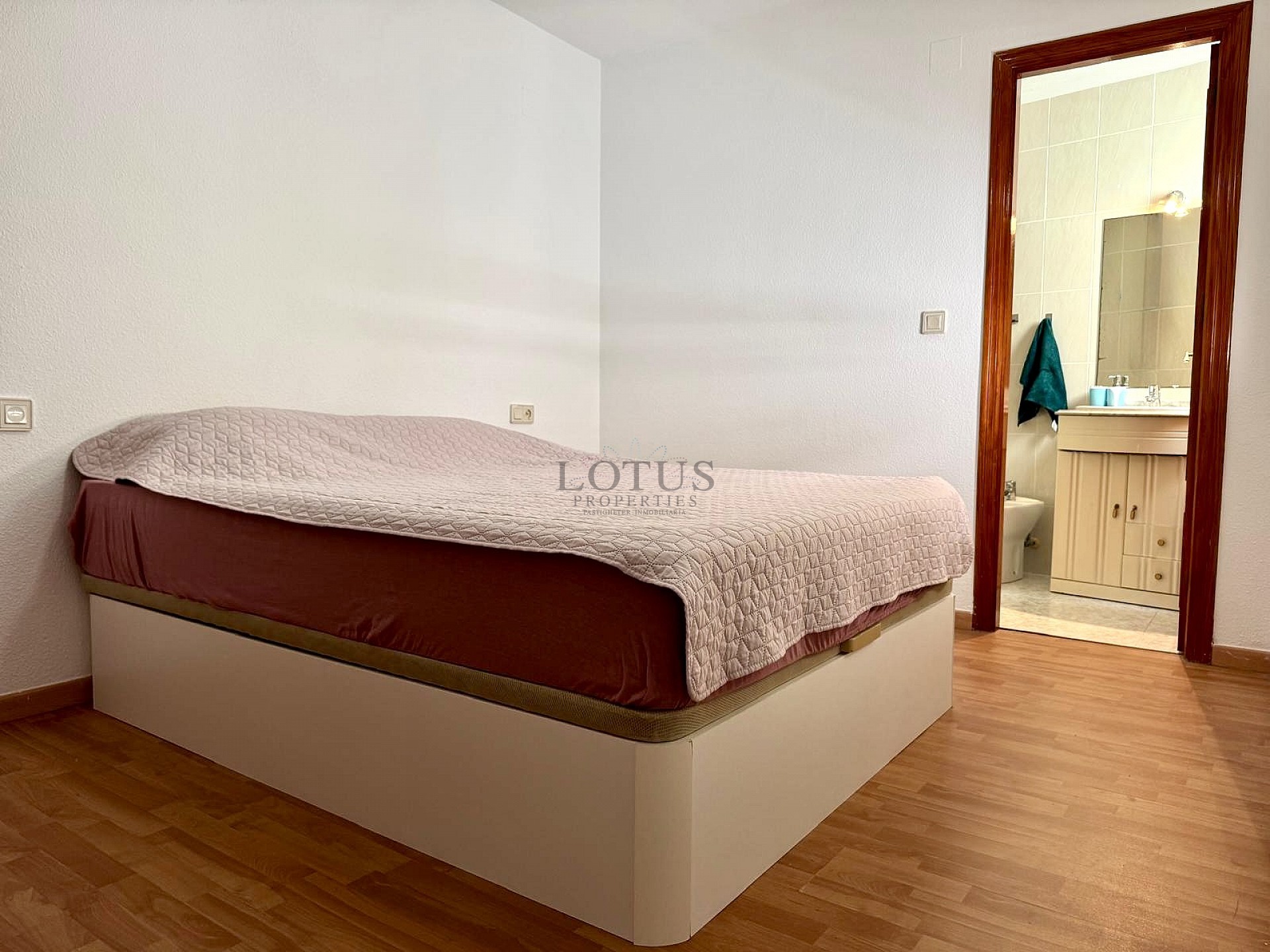 3-BEDROOM APARTMENT 450M FROM PLAYA DEL CURA. - Lotus Properties