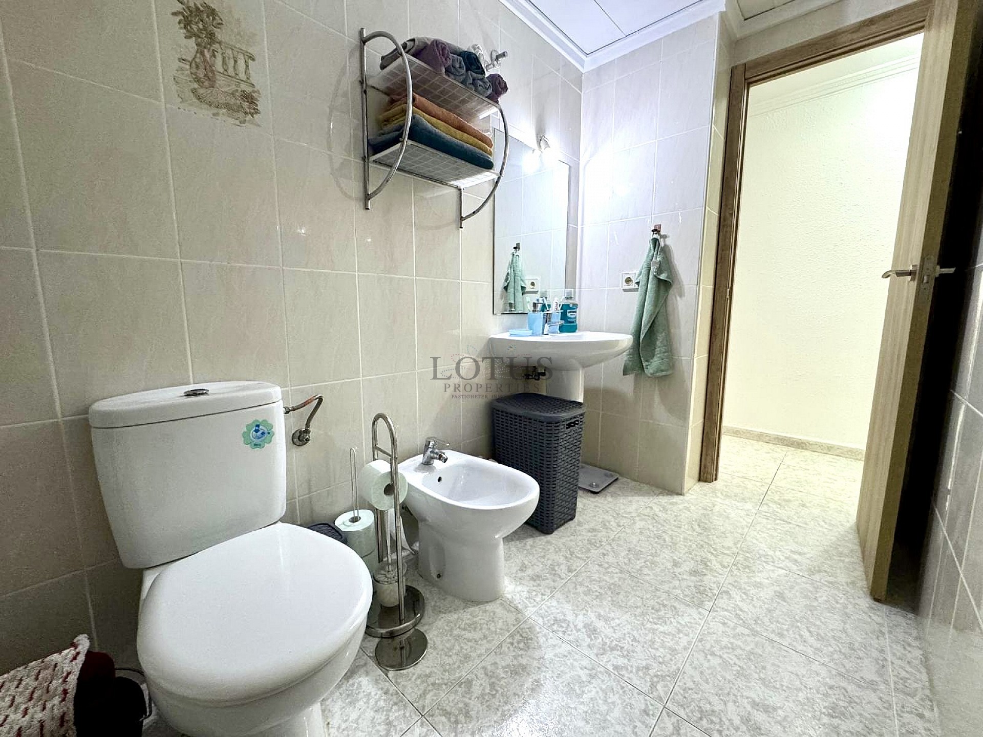 3-BEDROOM APARTMENT 450M FROM PLAYA DEL CURA. - Lotus Properties