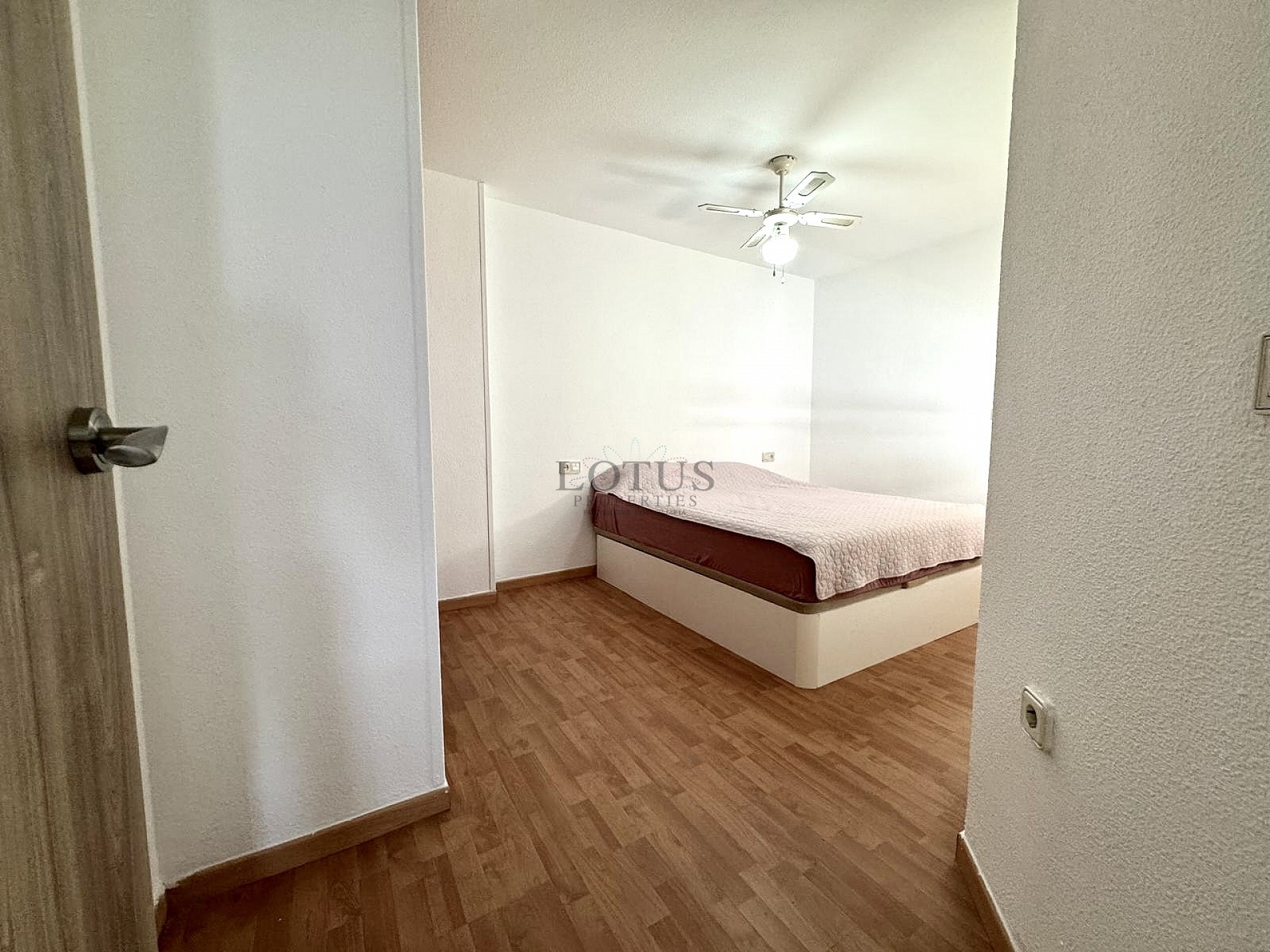 3-BEDROOM APARTMENT 450M FROM PLAYA DEL CURA. - Lotus Properties