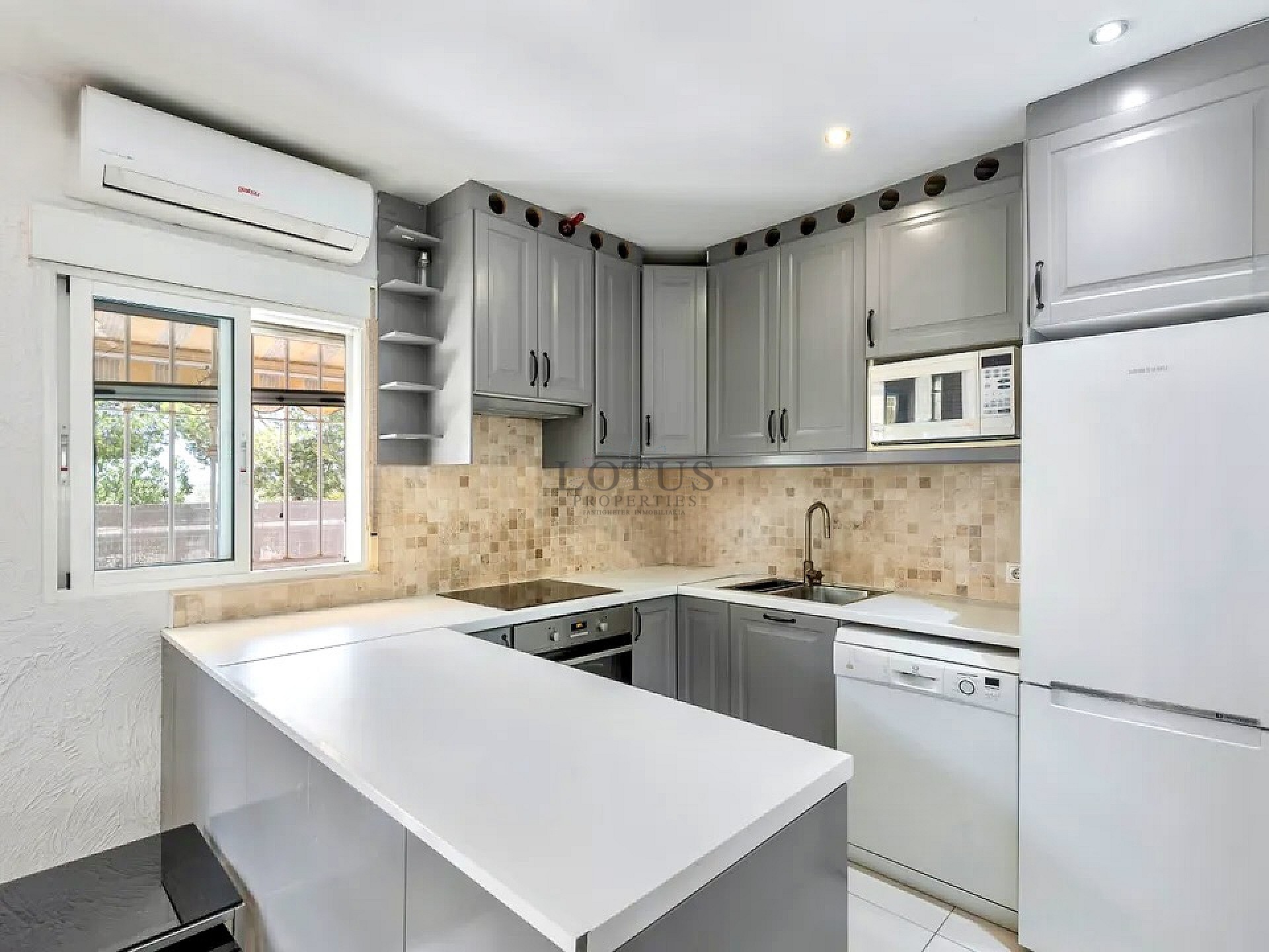 Seaside Townhouse in scenic Guardamar - Lotus Properties