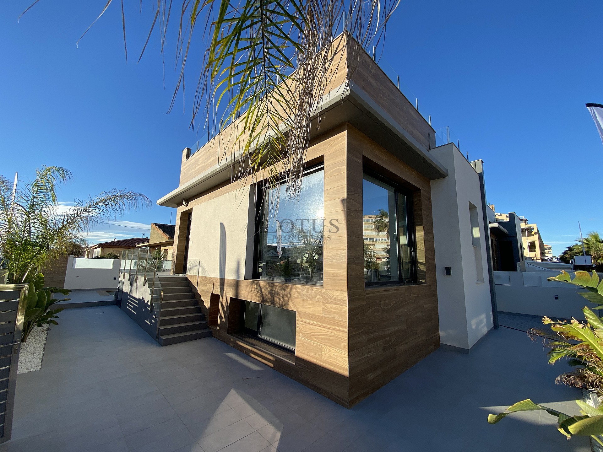 Luxe villa op slechts 80 m van het strand in La Mata, Torrevieja - Lotus Properties