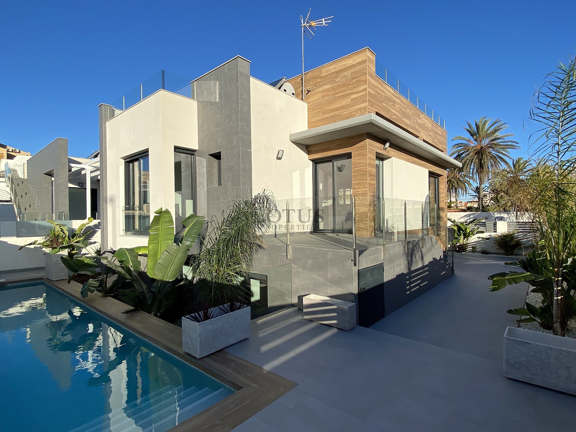 Luxe villa op slechts 80 m van het strand in La Mata, Torrevieja - Lotus Properties