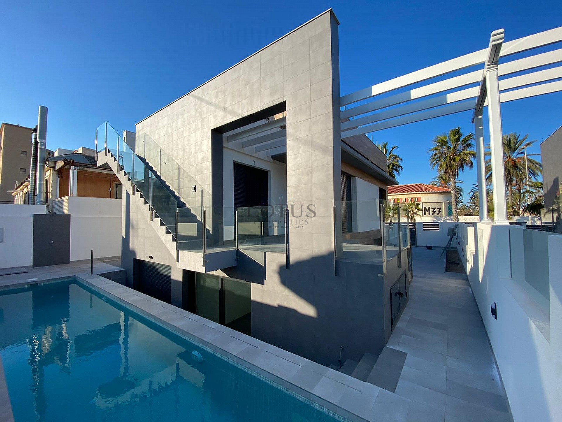 Luxe villa op slechts 80 m van het strand in La Mata, Torrevieja - Lotus Properties