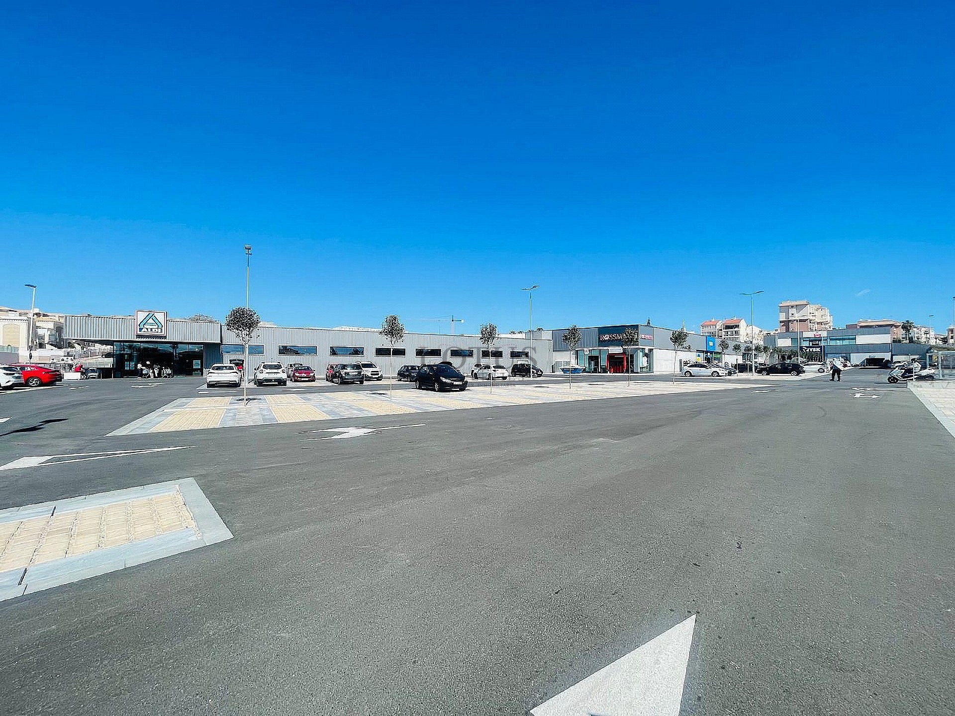 Super lindo piso bajo en el suroeste en Altos de la Bahía III - Lotus Properties