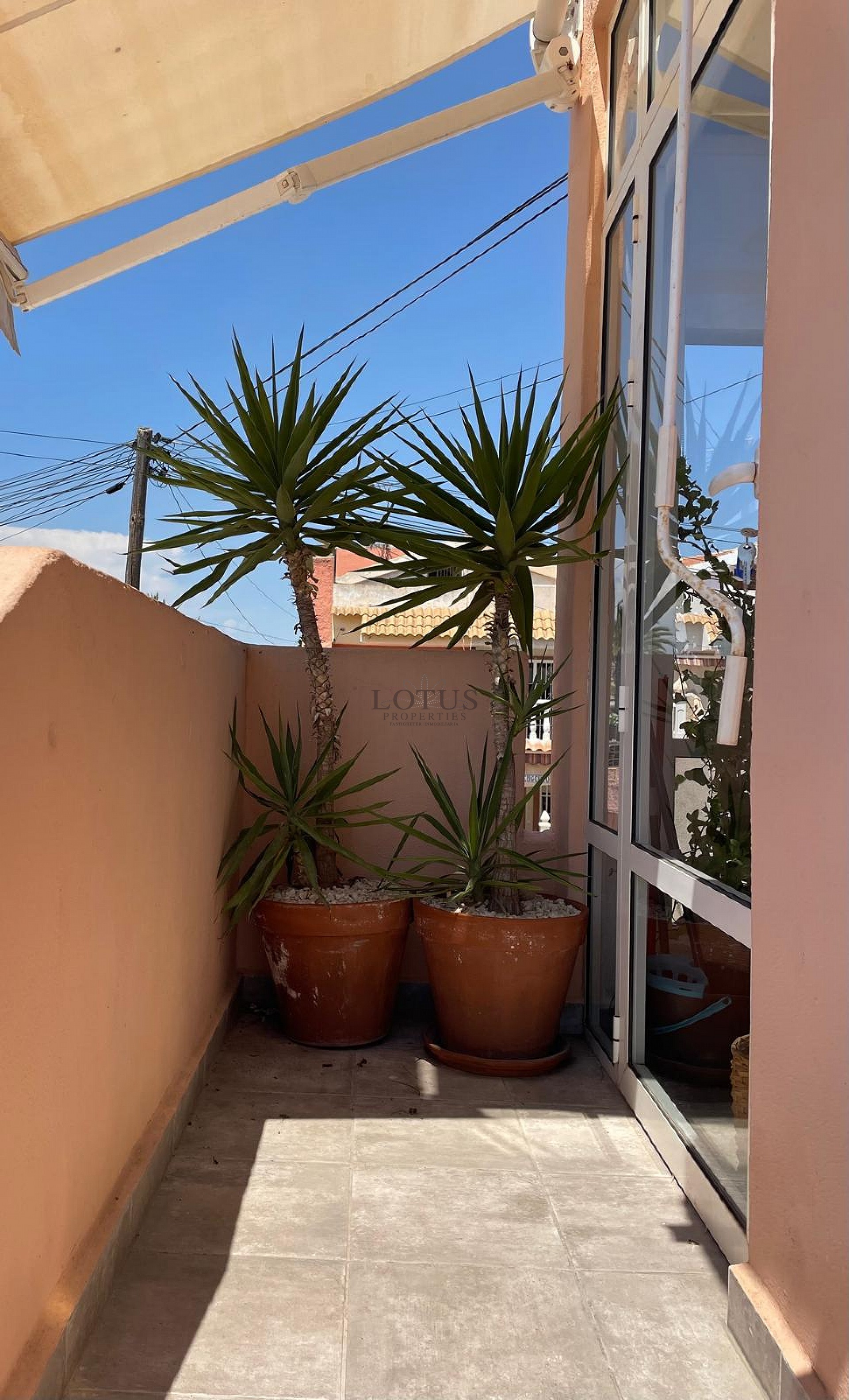 Acogedor apartamento con 2 balcones a solo 550 metros de Playa Los Locos - Lotus Properties