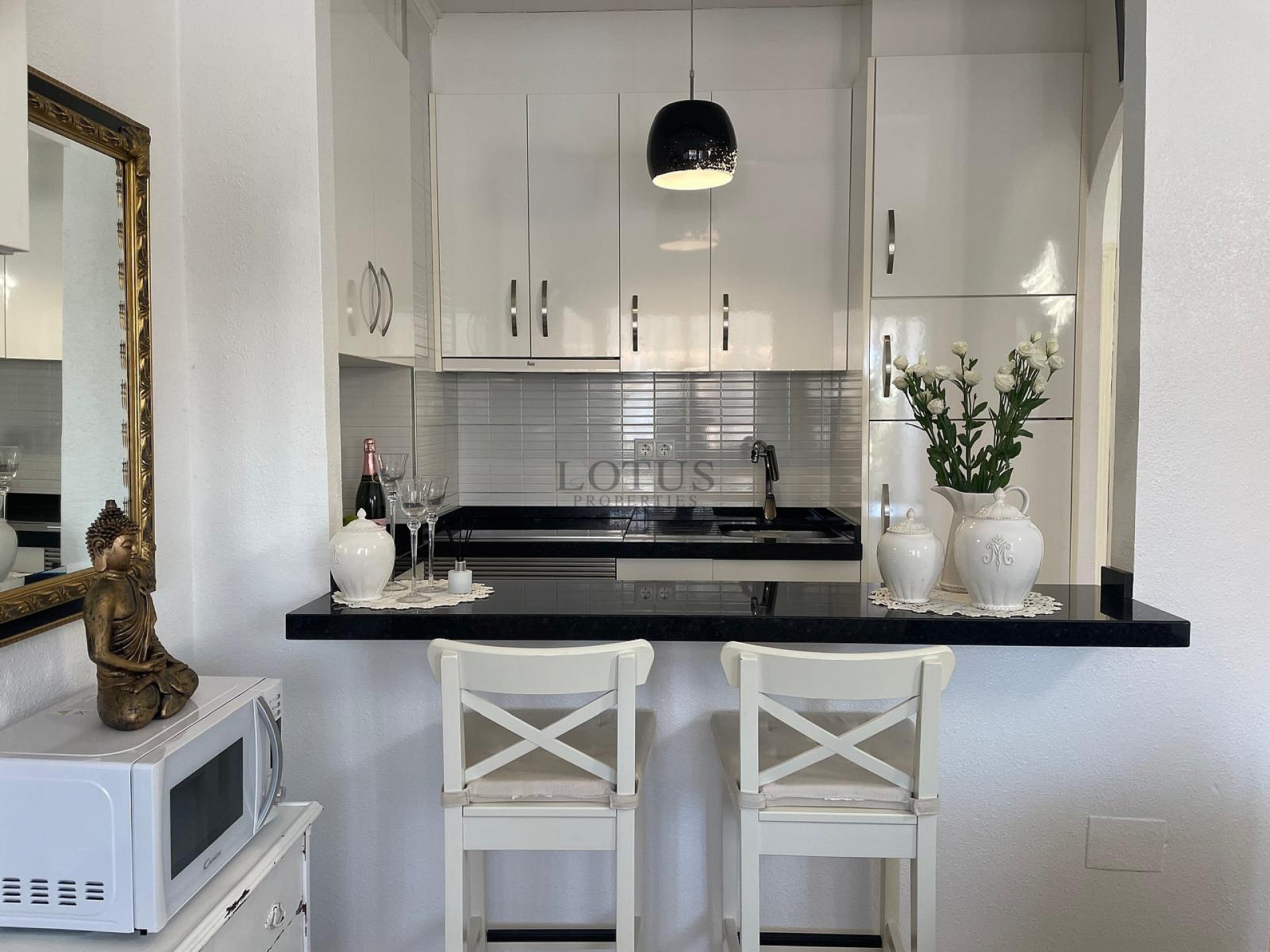 Acogedor apartamento con 2 balcones a solo 550 metros de Playa Los Locos - Lotus Properties