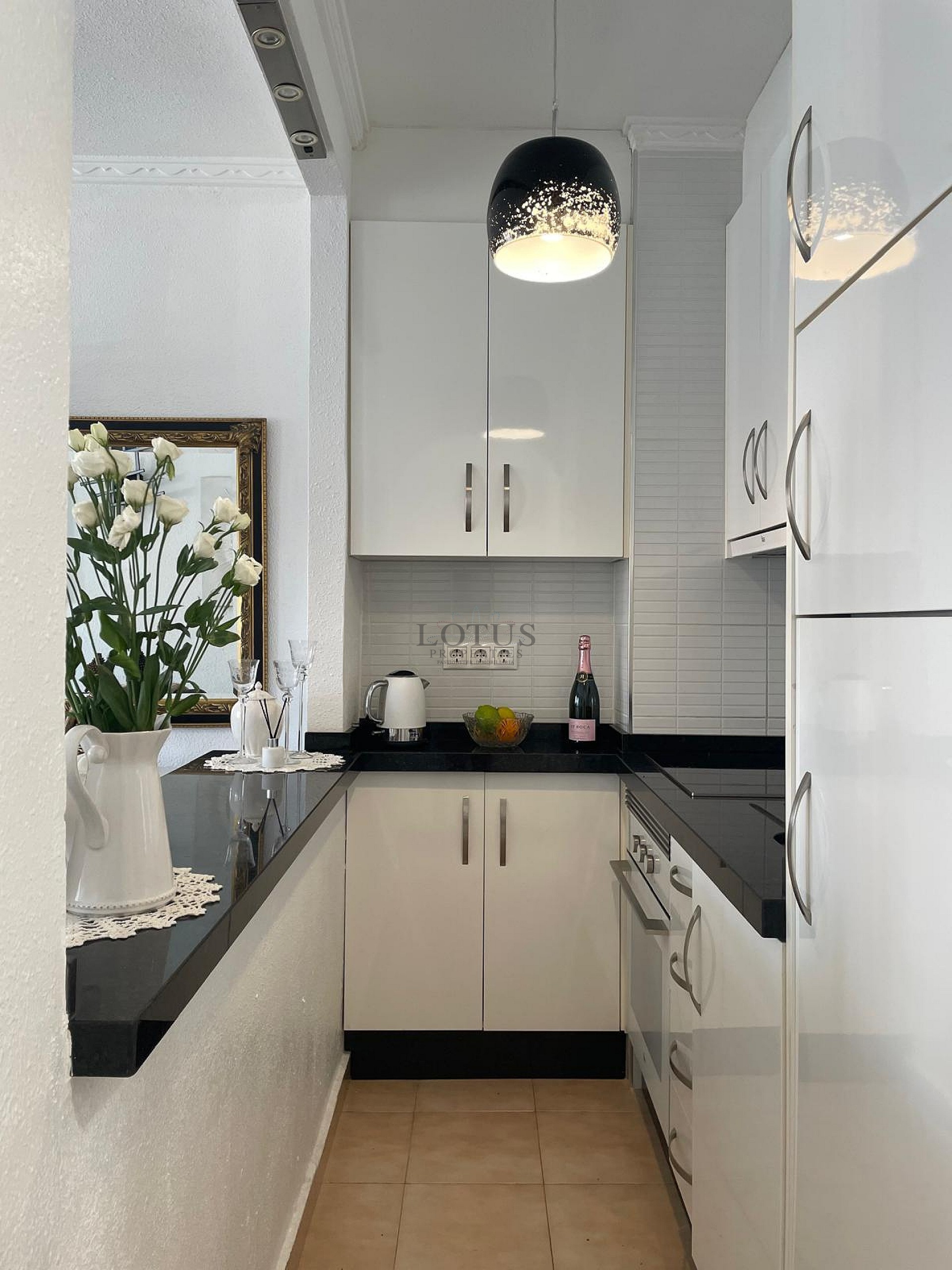 Acogedor apartamento con 2 balcones a solo 550 metros de Playa Los Locos - Lotus Properties