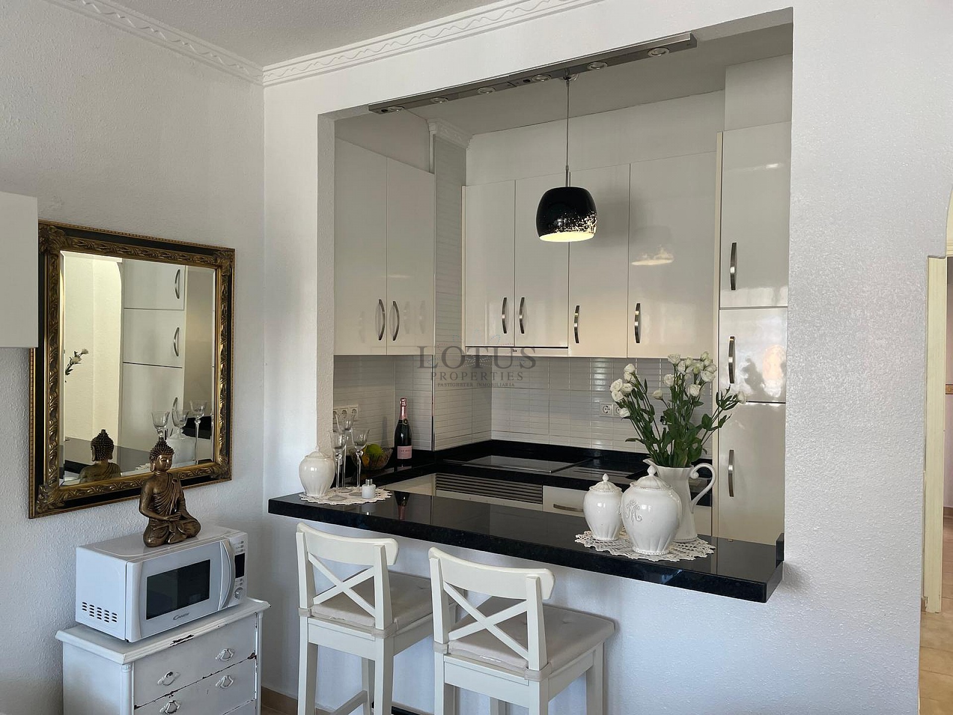 Acogedor apartamento con 2 balcones a solo 550 metros de Playa Los Locos - Lotus Properties