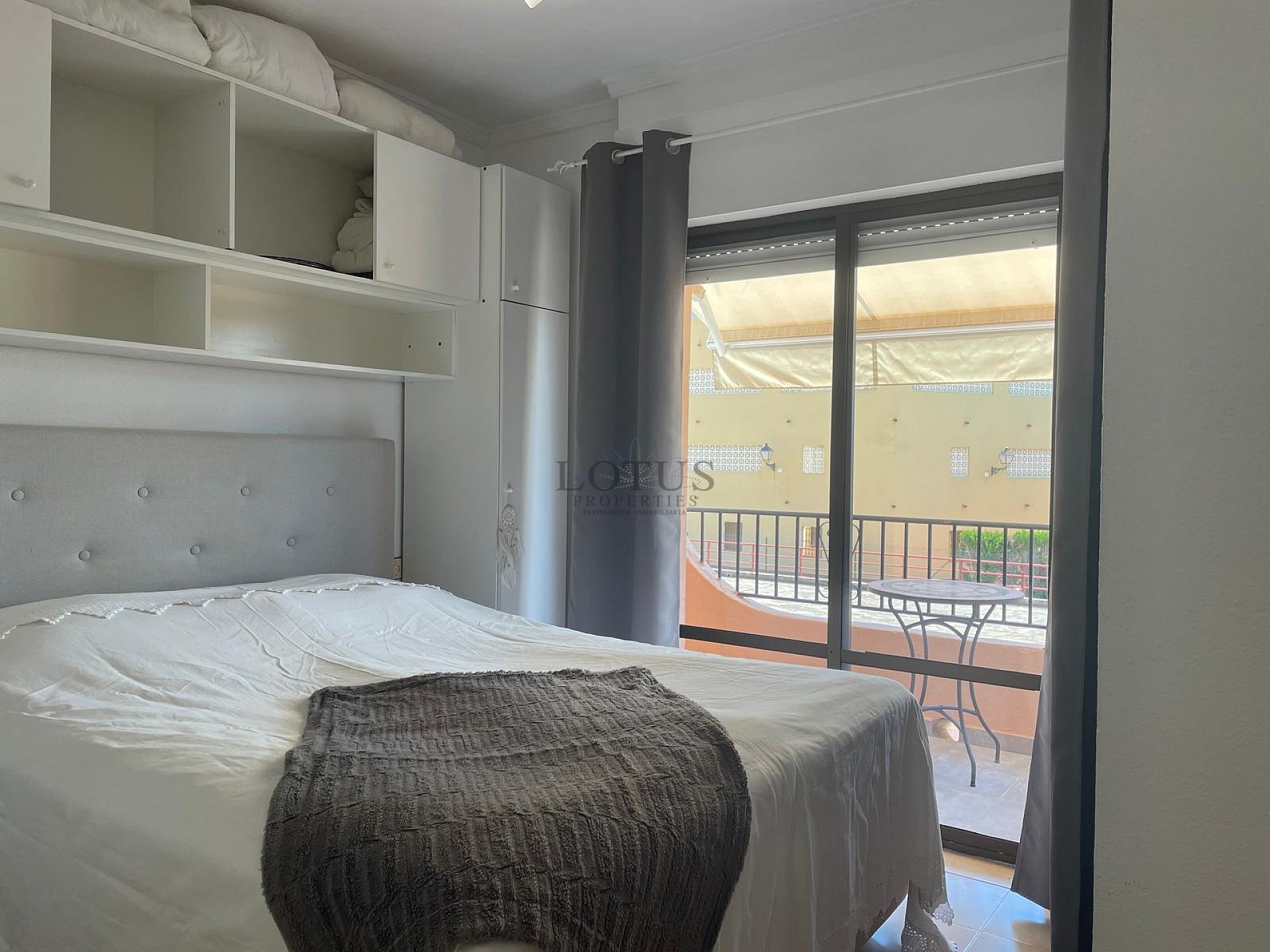 Acogedor apartamento con 2 balcones a solo 550 metros de Playa Los Locos - Lotus Properties