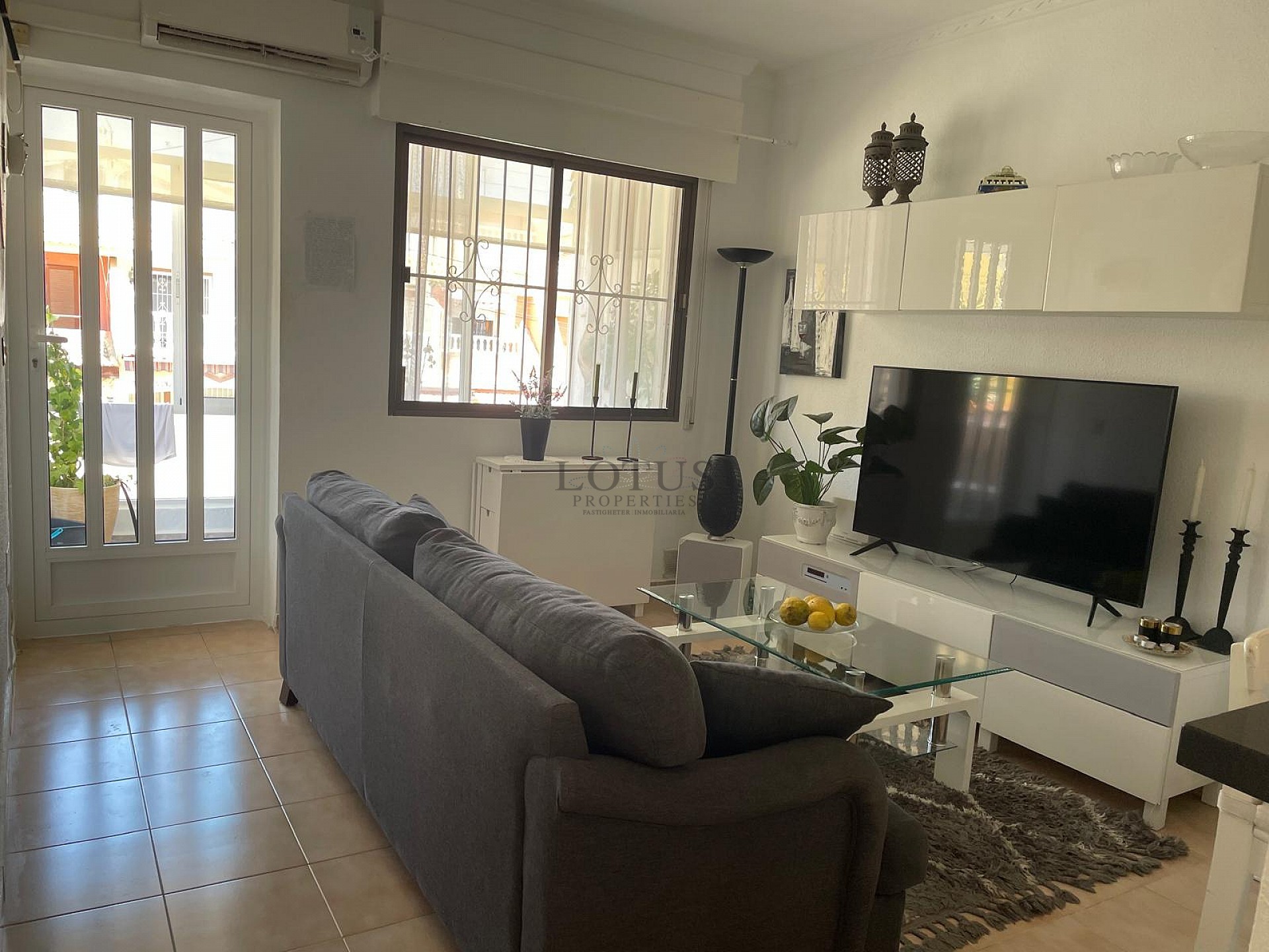 Acogedor apartamento con 2 balcones a solo 550 metros de Playa Los Locos - Lotus Properties