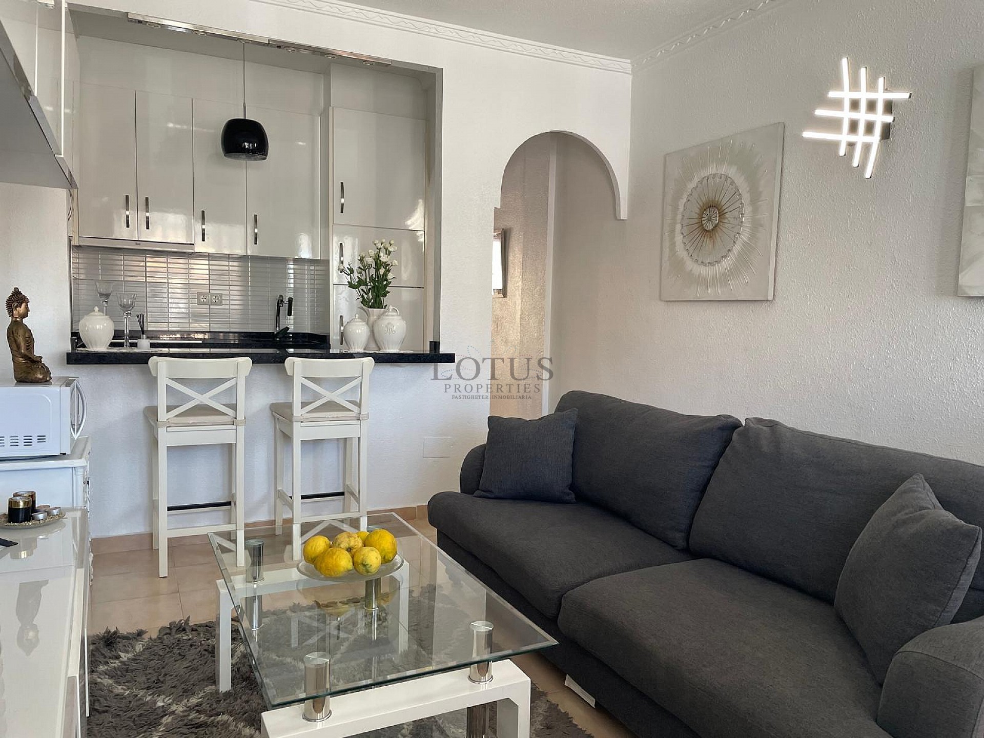 Acogedor apartamento con 2 balcones a solo 550 metros de Playa Los Locos - Lotus Properties