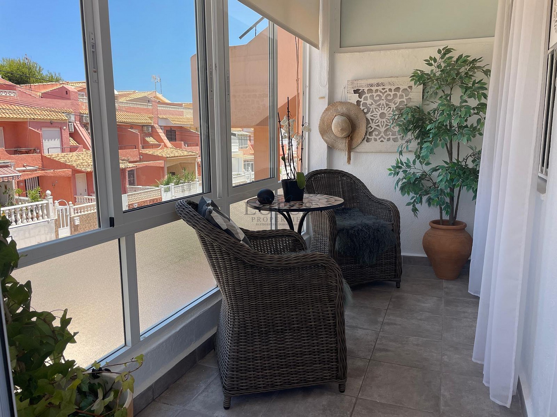 Acogedor apartamento con 2 balcones a solo 550 metros de Playa Los Locos - Lotus Properties