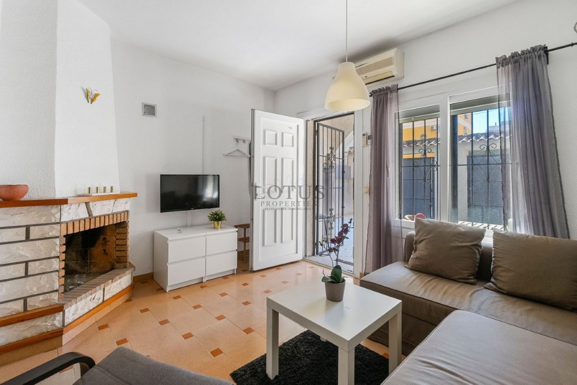 Amplia casa adosada de esquina con 4 dormitorios y varias terrazas - Lotus Properties