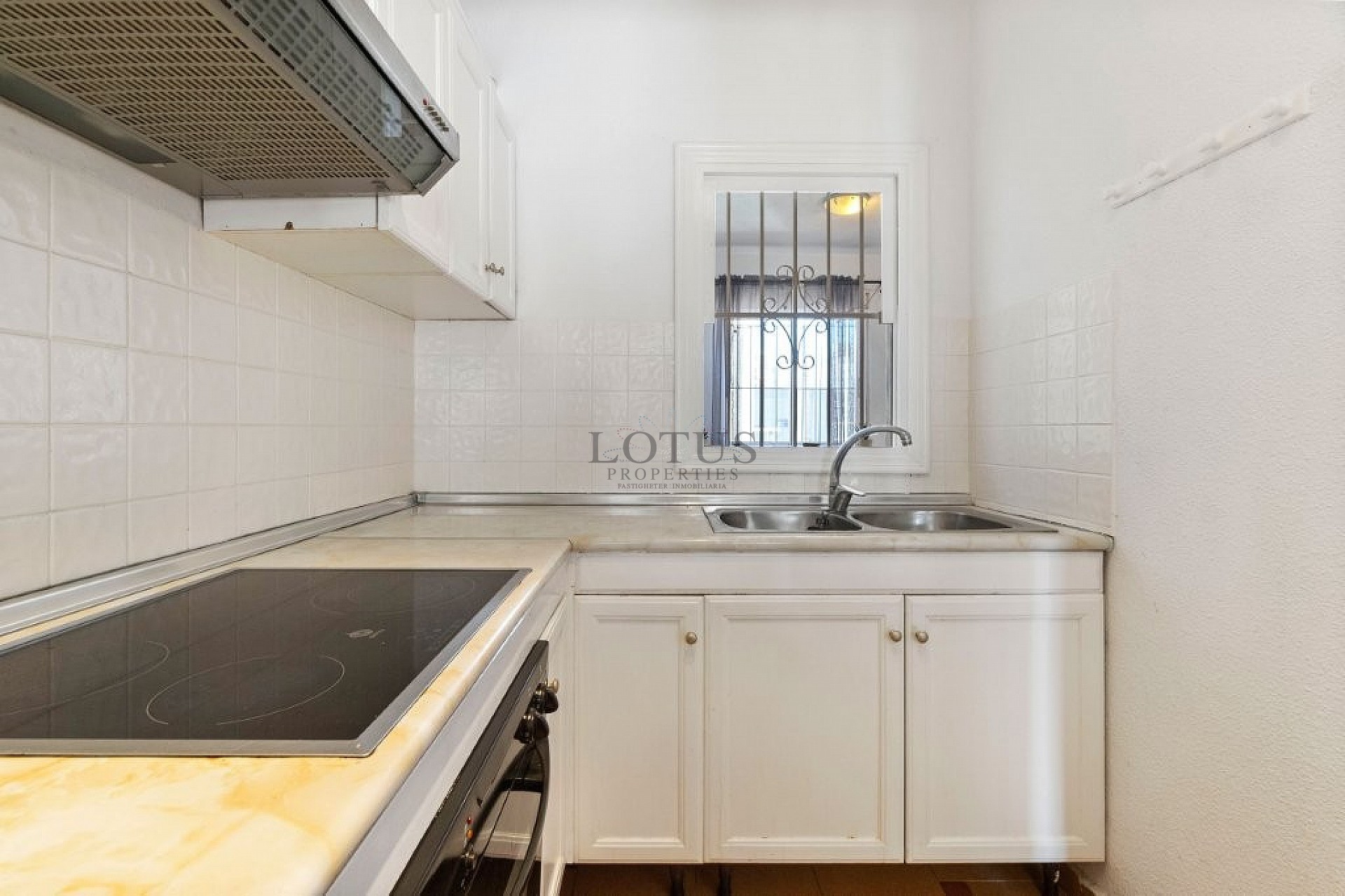 Amplia casa adosada de esquina con 4 dormitorios y varias terrazas - Lotus Properties