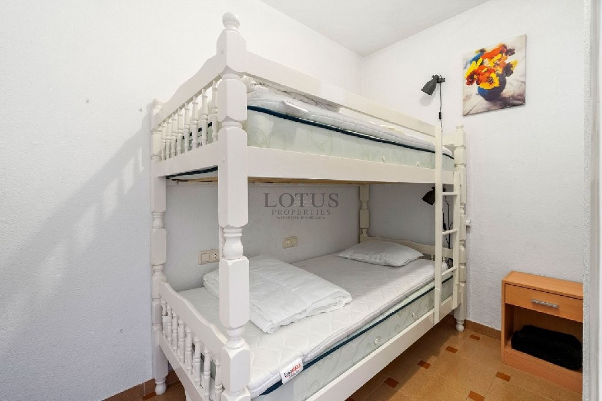 Amplia casa adosada de esquina con 4 dormitorios y varias terrazas - Lotus Properties