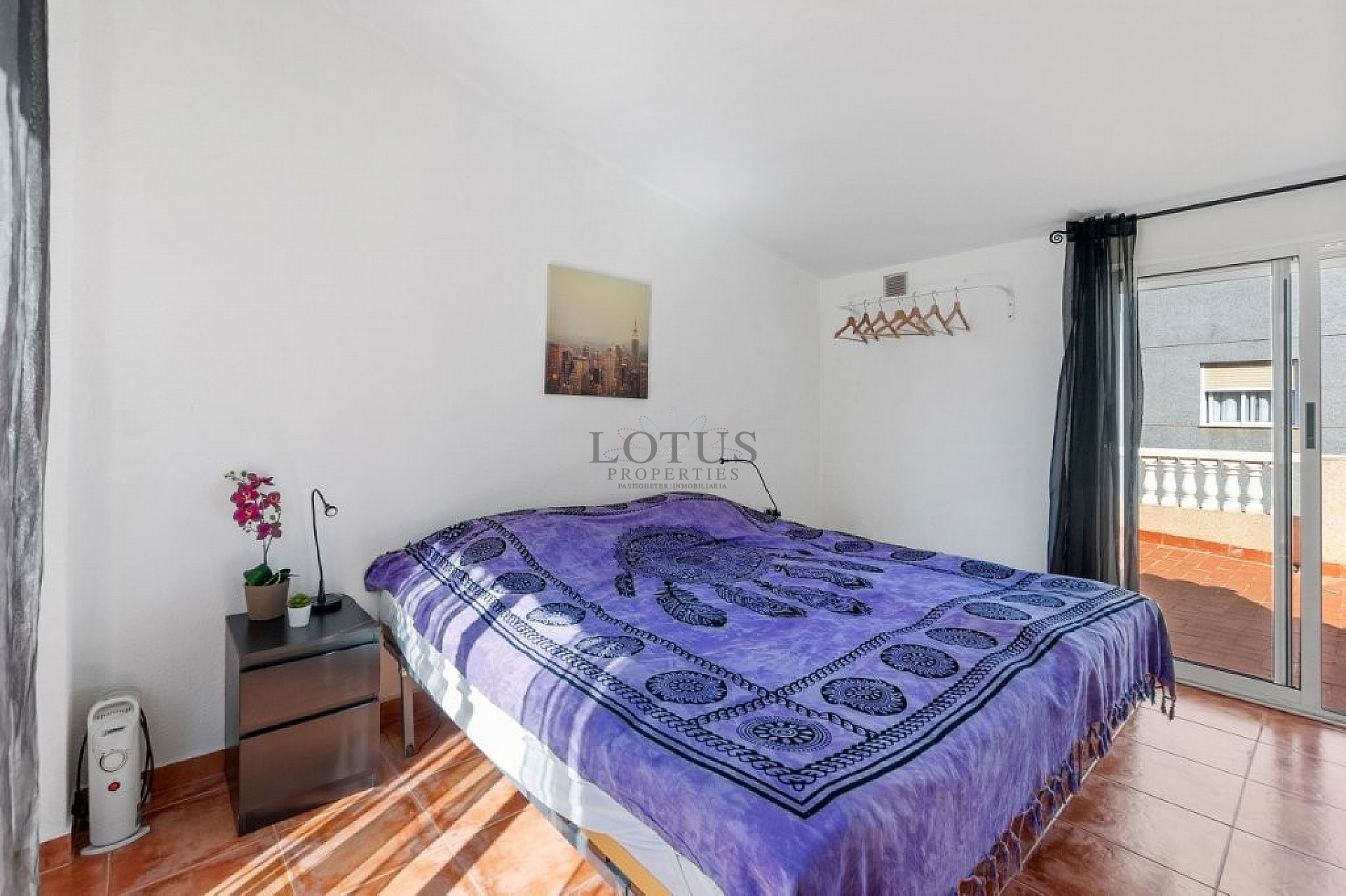 Amplia casa adosada de esquina con 4 dormitorios y varias terrazas - Lotus Properties