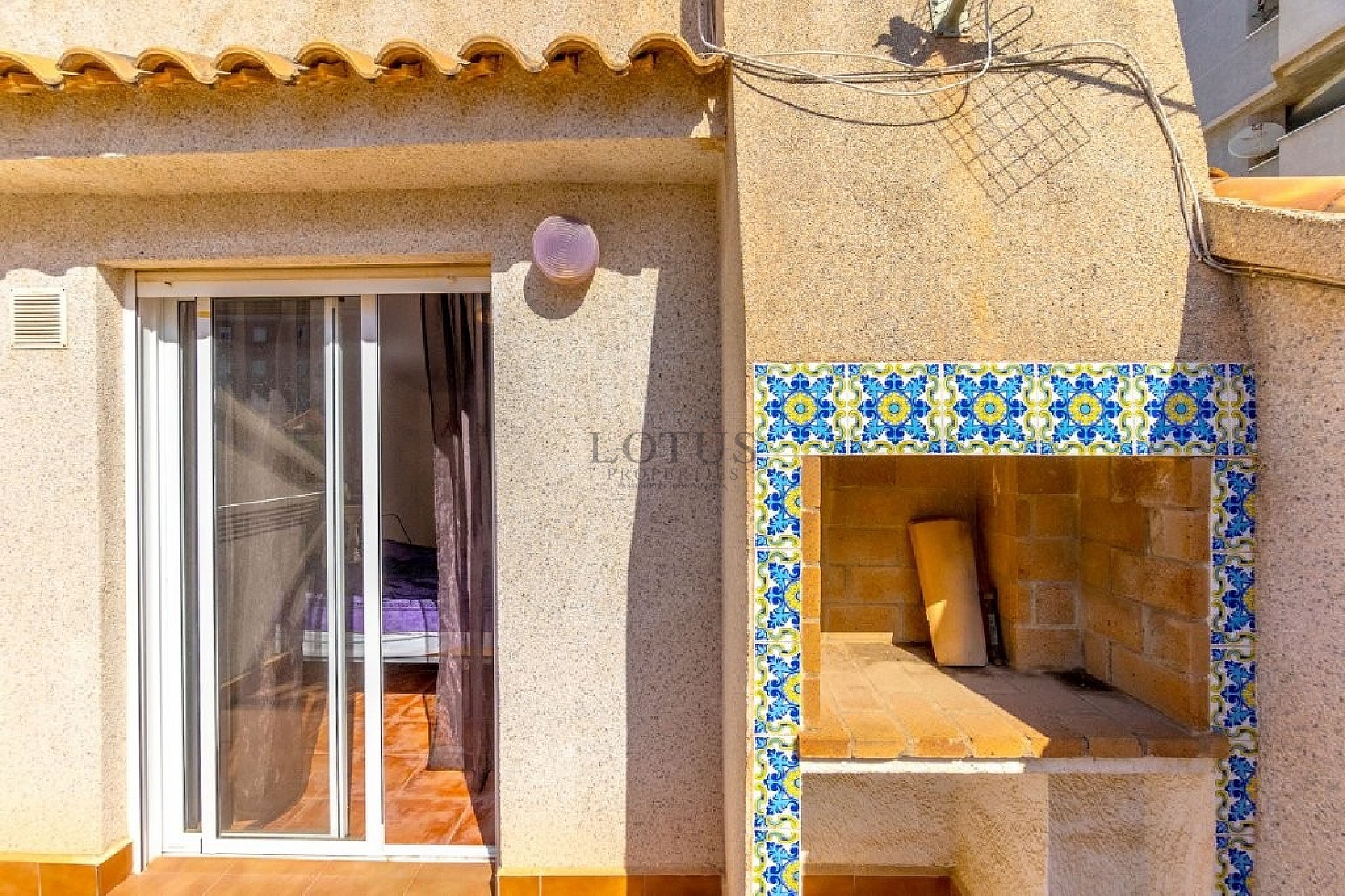 Amplia casa adosada de esquina con 4 dormitorios y varias terrazas - Lotus Properties