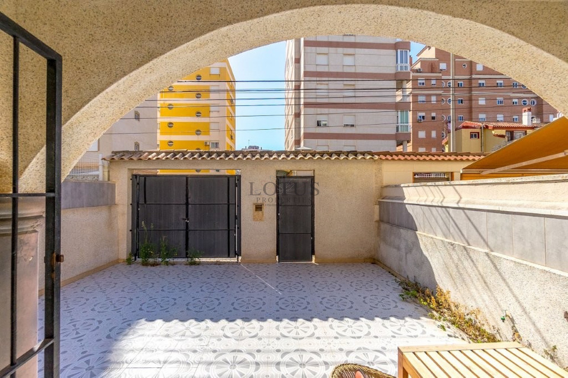 Amplia casa adosada de esquina con 4 dormitorios y varias terrazas - Lotus Properties