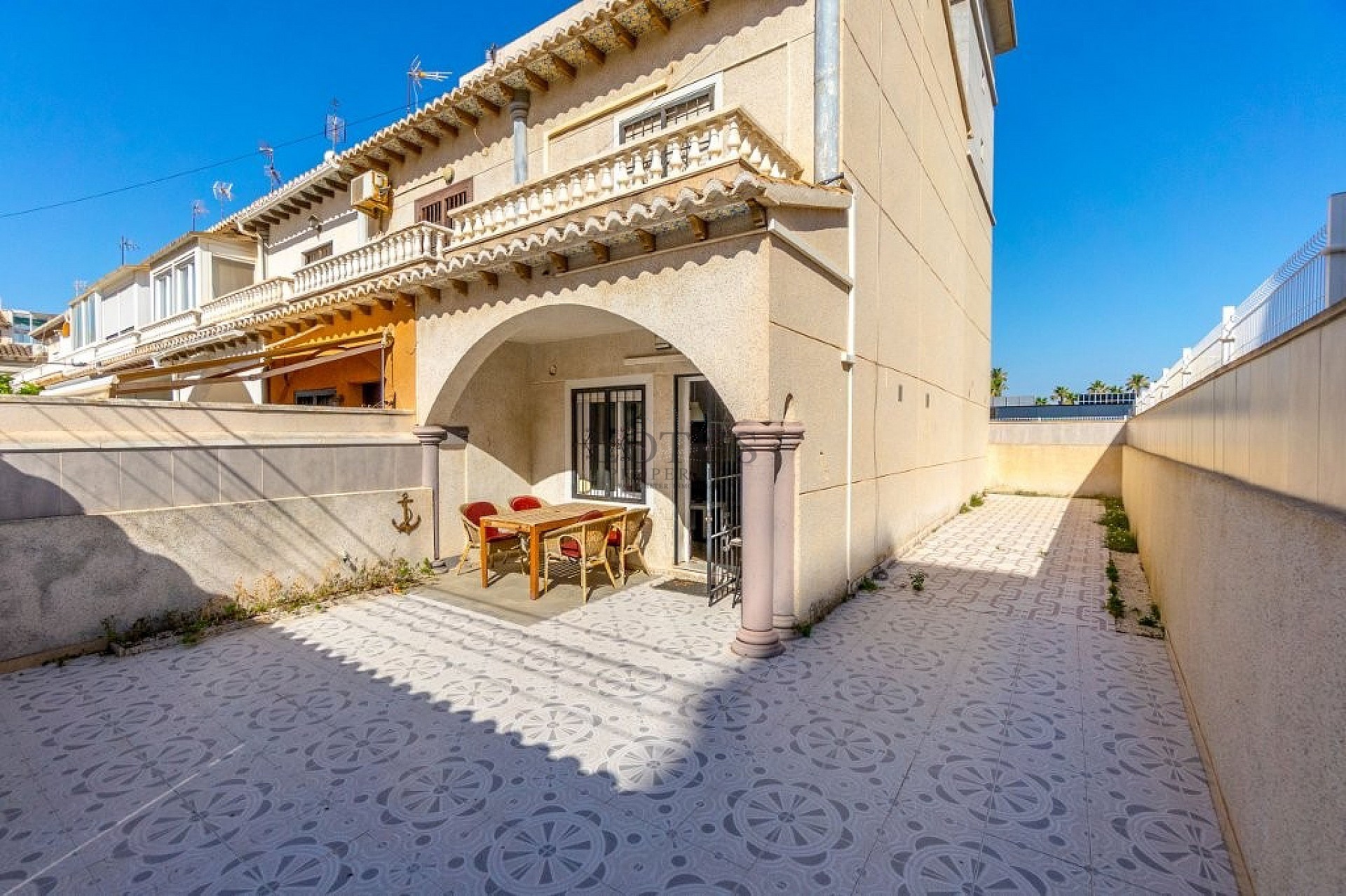 Amplia casa adosada de esquina con 4 dormitorios y varias terrazas - Lotus Properties