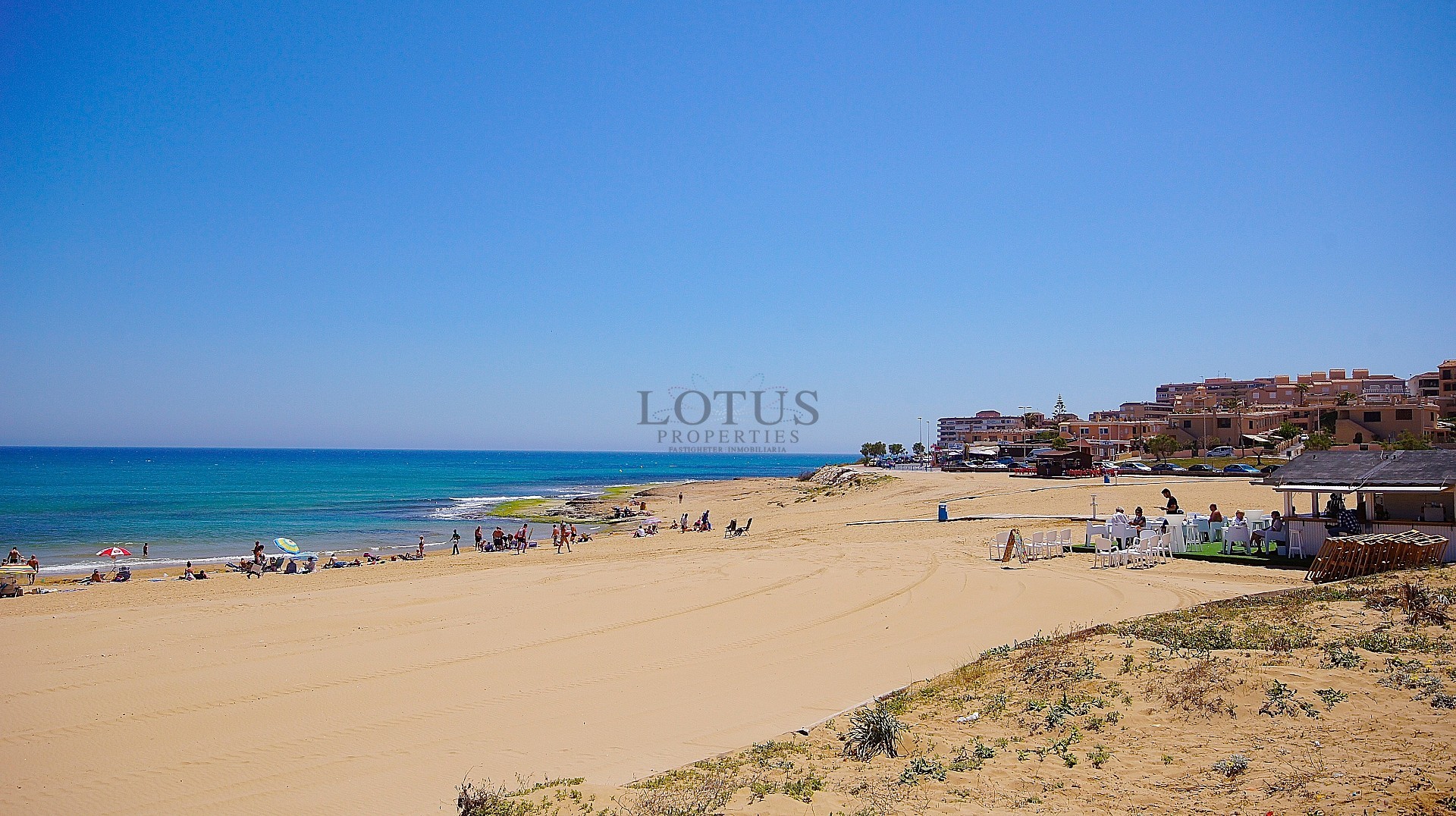 Casa adosada moderna y totalmente reformada a 100 metros del mar – La Mata, Torrevieja - Lotus Properties