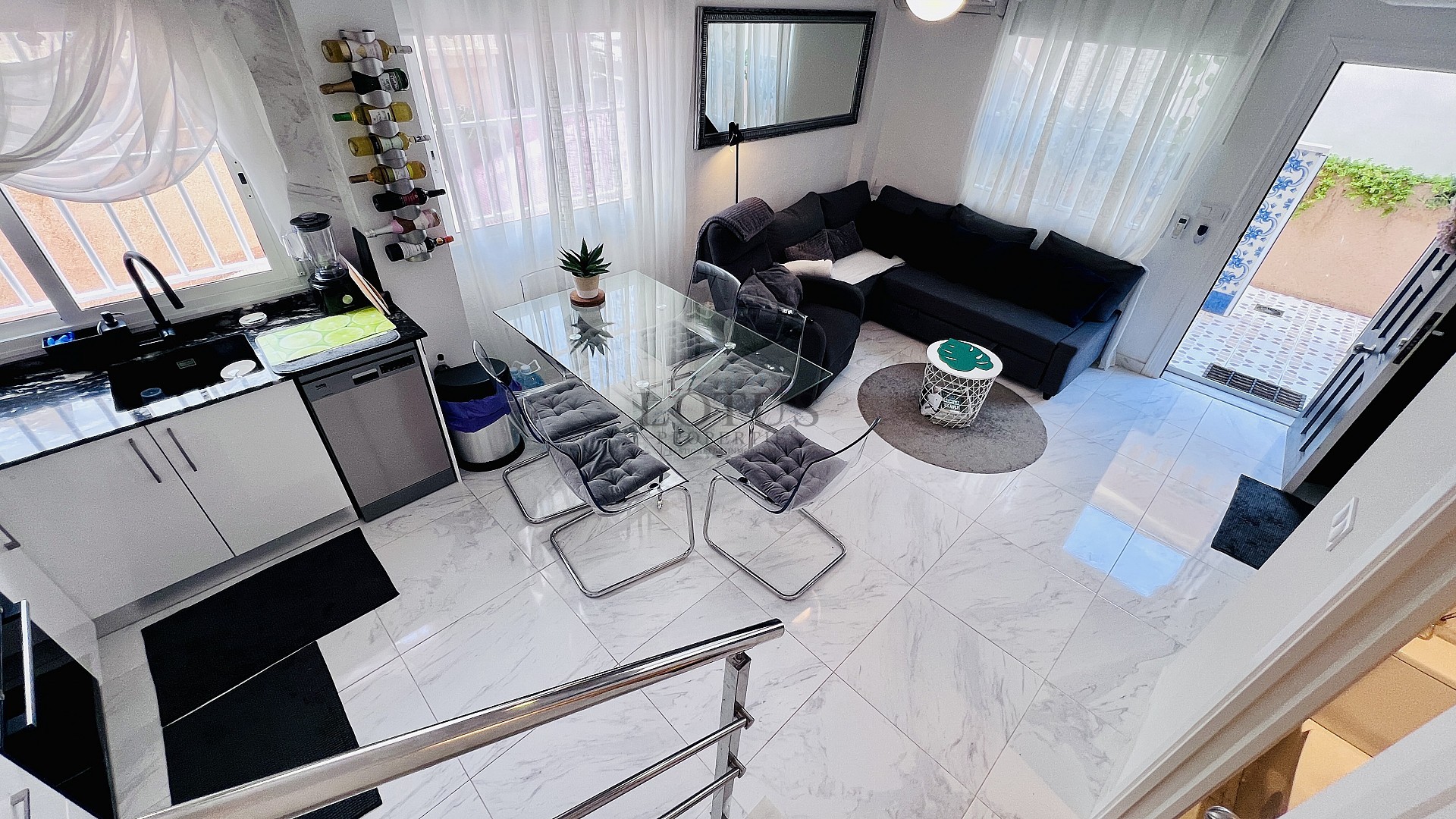 Casa adosada moderna y totalmente reformada a 100 metros del mar – La Mata, Torrevieja - Lotus Properties