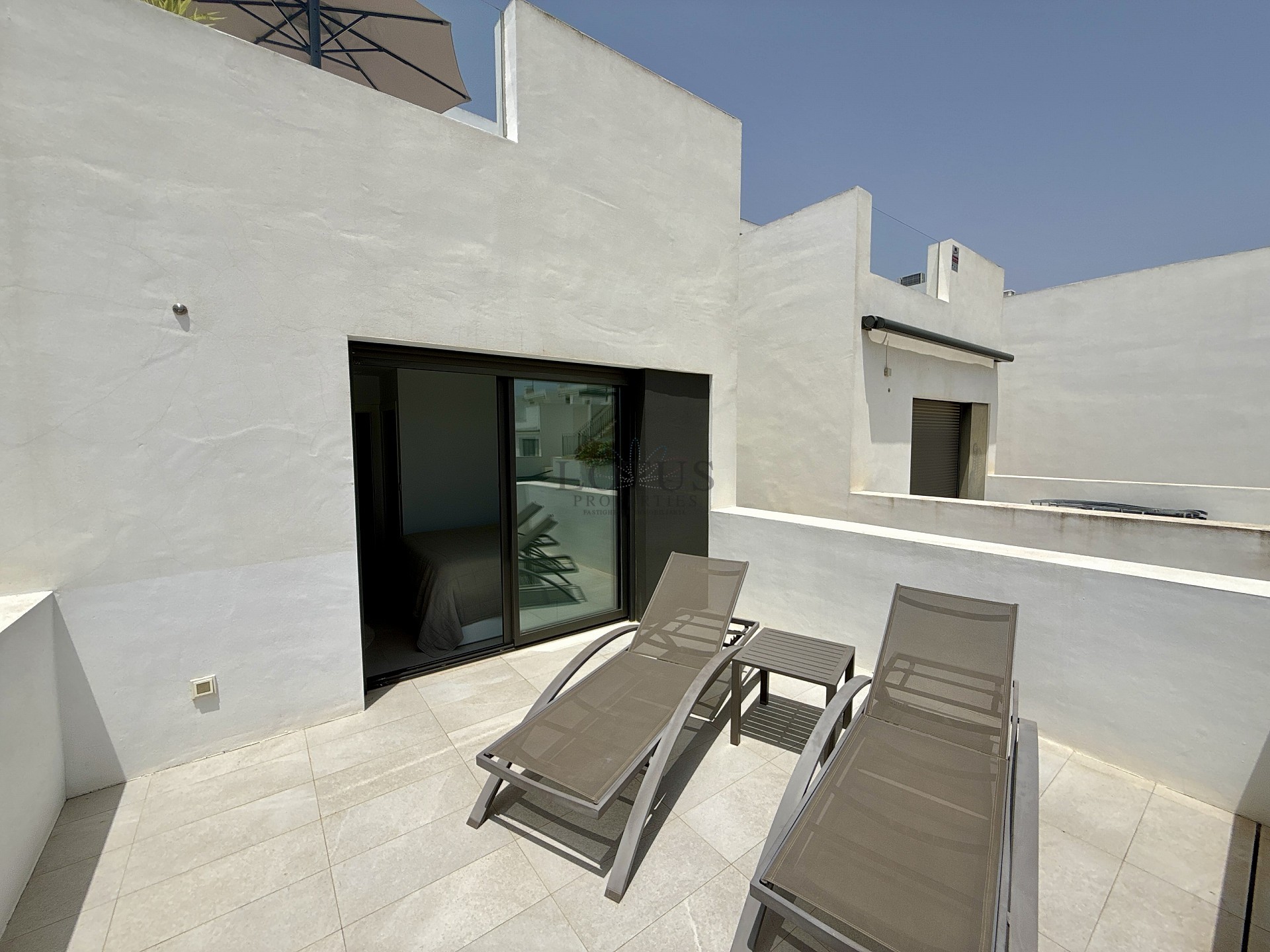 EXCLUSIVO ÁTICO DE 3 DORMITORIOS CON AMPLIA TERRAZA Y VISTAS AL MAR - Lotus Properties