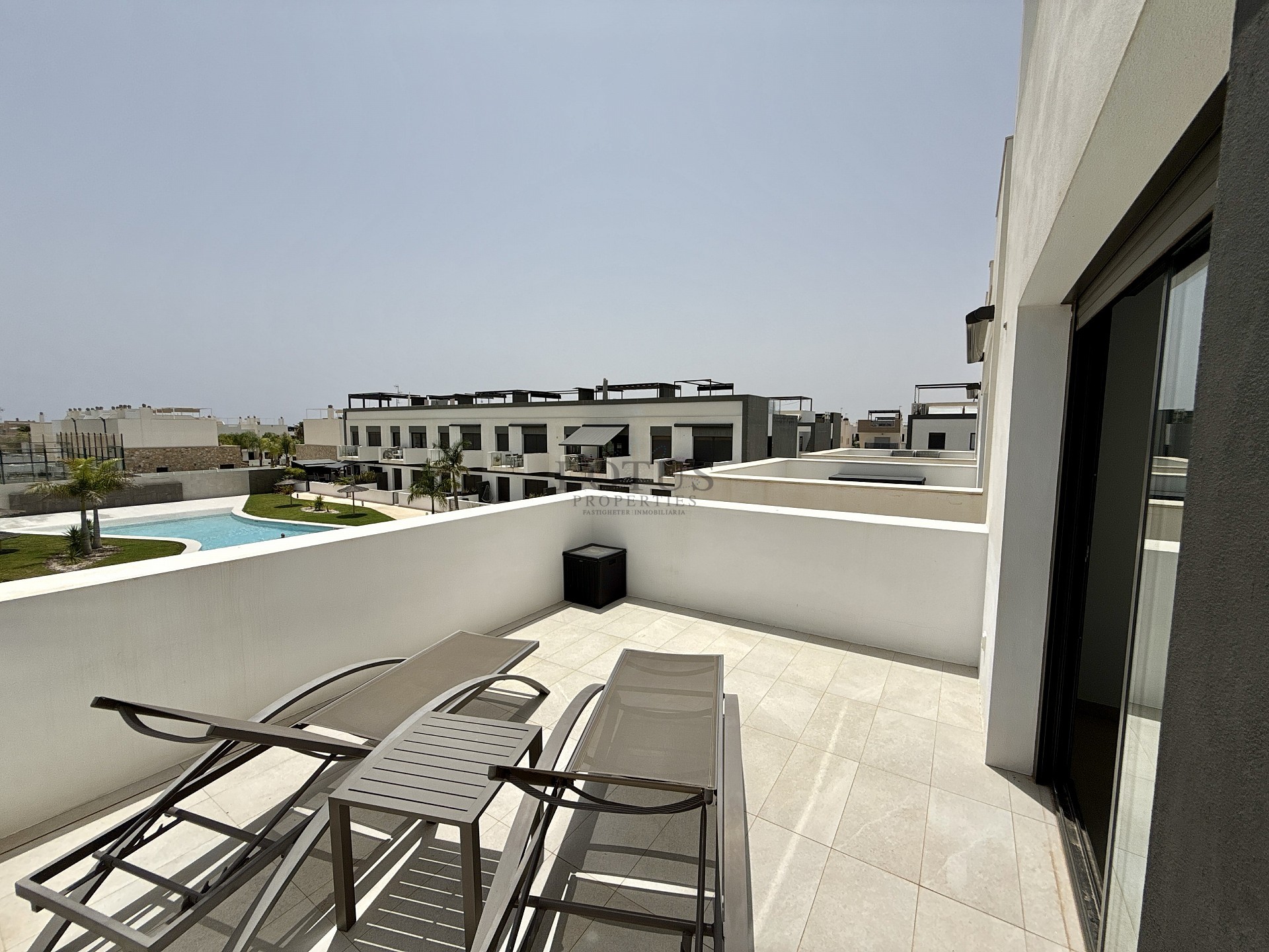 EXCLUSIVO ÁTICO DE 3 DORMITORIOS CON AMPLIA TERRAZA Y VISTAS AL MAR - Lotus Properties
