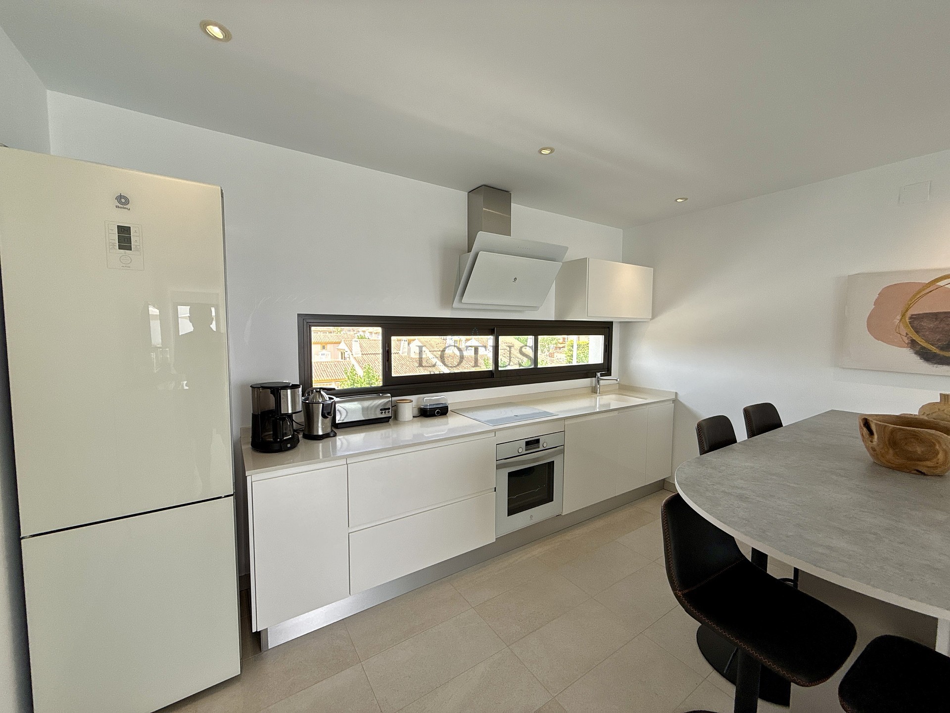 EXCLUSIVO ÁTICO DE 3 DORMITORIOS CON AMPLIA TERRAZA Y VISTAS AL MAR - Lotus Properties