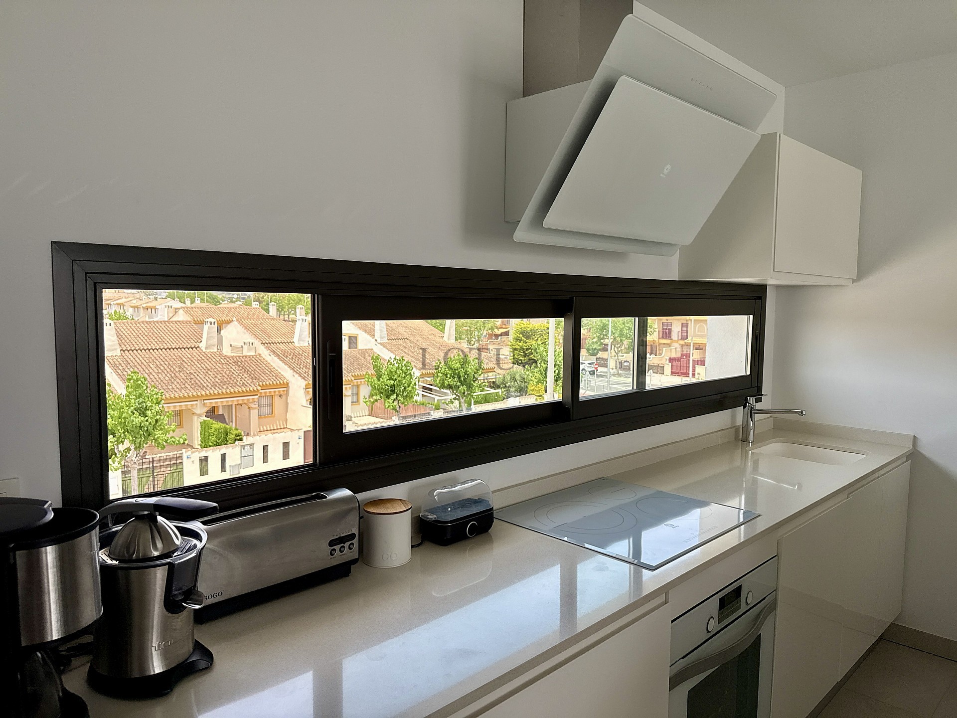 EXCLUSIVO ÁTICO DE 3 DORMITORIOS CON AMPLIA TERRAZA Y VISTAS AL MAR - Lotus Properties