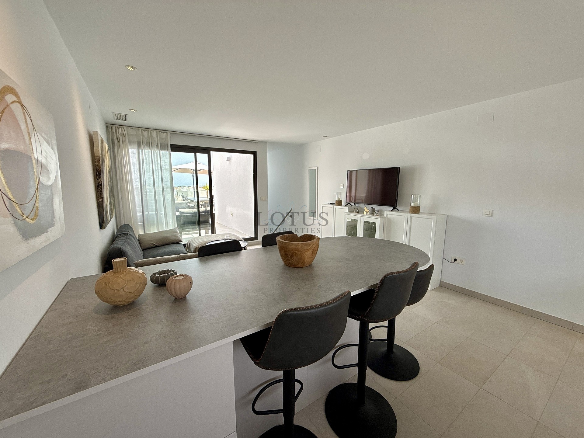 EXCLUSIVO ÁTICO DE 3 DORMITORIOS CON AMPLIA TERRAZA Y VISTAS AL MAR - Lotus Properties