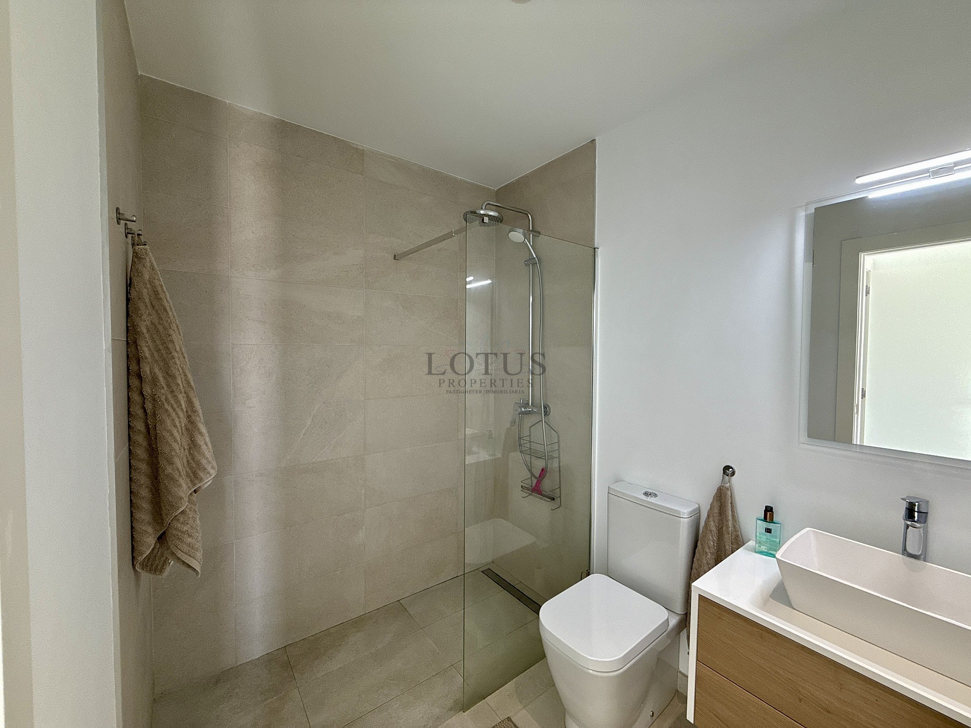 EXCLUSIVO ÁTICO DE 3 DORMITORIOS CON AMPLIA TERRAZA Y VISTAS AL MAR - Lotus Properties