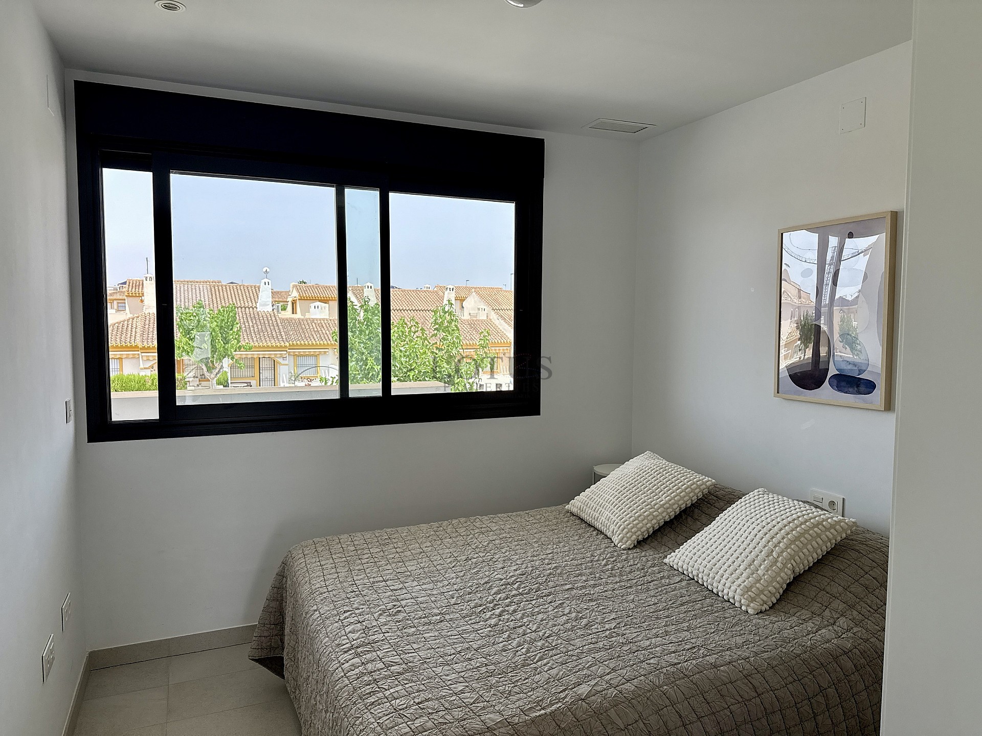 EXCLUSIVO ÁTICO DE 3 DORMITORIOS CON AMPLIA TERRAZA Y VISTAS AL MAR - Lotus Properties